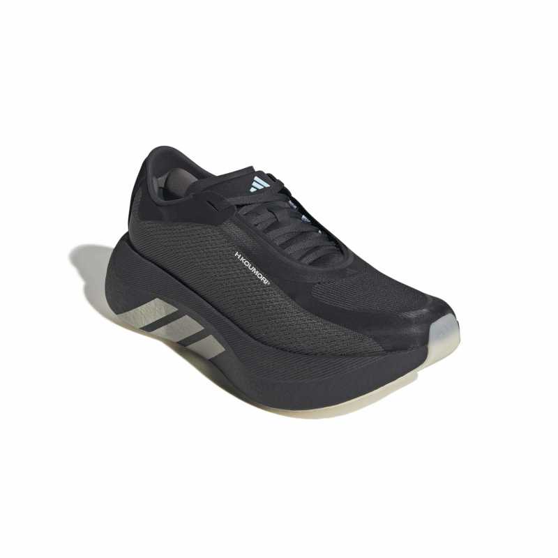 アディダス ハイパーブースト エッジ エルマノス コウモリ メンズ ランニングシューズ KH5376 adidas HYPERBOOST EDGE Hermanos Koumori 26fwar 軽量 厚底 クッション ファンラン メンズランニングシューズ ハイパーブースト エッジ HYPERBOOST EDGE 速さから楽しさへ。走るたびに弾む、クセになる履き心地　新感覚が楽しい軽量厚底クッション搭載のランニングシューズ 「HYPERBOOST EDGE」は、ADIZEROシリーズなど“速さ”を追求するレーシングシューズで培った知見をもとに開発されたクッションフォーム「HYPERBOOST PRO FOAM（ハイパーブースト プロ フォーム）」を搭載。走るたびに弾むような履き心地をもたらし、日々のジョグから長距離ランまで対応する新感覚のランニングシューズ。アッパーにはソフトで軽やかな「PRIMEWEAVE（プライムウィーブ）」、アウトソールには優れたグリップ力を発揮する「LIGHTTRAXION（ライトトラクション）」を採用。片足約255gという軽さを実現しながら、快適性と反発性を高い次元で両立し、軽快で推進力のあるライド感を生み出します。 レギュラーフィット シューレース プライムウィーブ ウーブン アッパー Hyperboost Pro テキスタイルソックライナー LIGHTTRAXIONアウトソール ミッドソールドロップ：6 mm （ヒール45 mm / 前足部39 mm） 調節可能なシューレース 重量：258 g（27 cm片足重量） 商品カラー： チャコール/ナイトグレー/アルミナ 製品コード： KH5376 生産国：中国