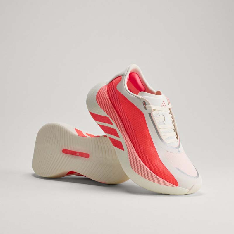 アディダス ハイパーブースト エッジ ウィメンズ ランニングシューズ KI4406 adidas HYPERBOOST EDGE レディース 女性用 26fwar 軽量 厚底 クッション ファンラン ウィメンズランニングシューズ ハイパーブースト エッジ HYPERBOOST EDGE 速さから楽しさへ。走るたびに弾む、クセになる履き心地　新感覚が楽しい軽量厚底クッション搭載のランニングシューズ 「HYPERBOOST EDGE」は、ADIZEROシリーズなど“速さ”を追求するレーシングシューズで培った知見をもとに開発されたクッションフォーム「HYPERBOOST PRO FOAM（ハイパーブースト プロ フォーム）」を搭載。走るたびに弾むような履き心地をもたらし、日々のジョグから長距離ランまで対応する新感覚のランニングシューズ。アッパーにはソフトで軽やかな「PRIMEWEAVE（プライムウィーブ）」、アウトソールには優れたグリップ力を発揮する「LIGHTTRAXION（ライトトラクション）」を採用。片足約255gという軽さを実現しながら、快適性と反発性を高い次元で両立し、軽快で推進力のあるライド感を生み出します。 レギュラーフィット シューレース プライムウィーブ ウーブン アッパー Hyperboost Pro テキスタイルソックライナー LIGHTTRAXIONアウトソール ミッドソールドロップ：6 mm （ヒール：45 mm / 前足部：39 mm） 調節可能なシューレース 重量：221 g（24 cm片足重量） 商品カラー：ハイパーホワイト/ソーラーターボ/ソーラーターボ 製品コード： KI4406 生産国：中国