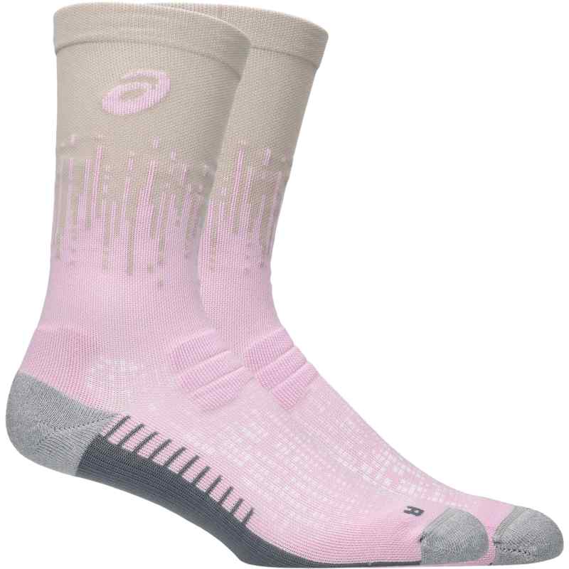 Unisex PERFORMANCE RUN SOCK CREW パフォーマンスランソックスクルー 商品番号：3013B347-700 やわらかさと吸汗速乾性に優れた糸を使用したクルー丈ソックス クッション性に優れた編み構造を採用し、やわらかなはき心地が特長のクルー丈ソックスです。 鮮やかなカラーリングでコーディネートを楽しもう。通気性を追求したメッシュ編みを採用。 また摩擦を軽減し足の負担の抑制をサポートするポリプロピレン素材を、特に圧力がかかりやすい、つま先とかかとに採用し、足の負担抑制をサポートします。 左右非対称デザインが優れたフィット感を提供します。・クッション性に優れた編み構造を採用し、やわらかなはき心地 ・摩擦を軽減し足の負担の抑制をサポートするポリプロピレン素材を、特に圧力がかかりやすい、つま先とかかとに採用 ・通気性を追求したメッシュ編みを採用 ・左右非対称デザインによる優れたフィット感 素材 ナイロン83% ポリプロピレン14% ポリウレタン3% 生産国：スロベニア
