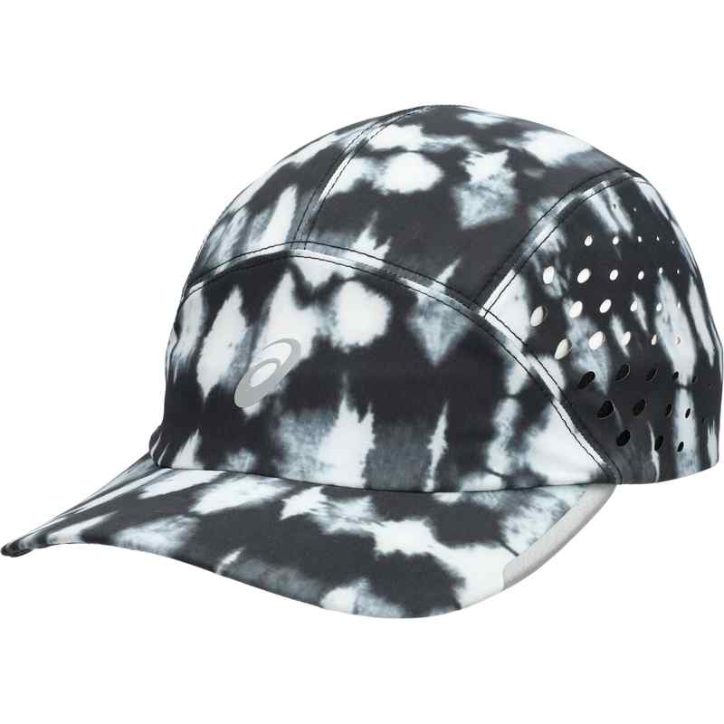 Unisex PERFORMANCE RUNNING CAP LIMITED EDITION パフォーマンスランニングキャップ リミテッドエディション 商品番号：3013B422 001 特別なデザインのオールシーズン使える深型ランニングウーブンキャップ 各シーズンのシーズナルグラフィックを大胆にまとった高機能アパレルシリーズ、LIMITED SERIES。 このAW26シーズンのLIMITED SERIES、は、すべてのアスリートの躍動的で流れるような動きから着想を得た雲のグラフィックを全面で表現しています。 鮮やかなグラフィックが特長のこのキャップは、レースから日常的なランニングまで幅広いシーンで活躍します。夏場の日差し対策としてはもちろん、雨天時のランニングでも快適性を発揮します。・側面に搭載されたレーザーパンチング加工が優れた通気性をサポート ・やや深めのフィット感 ・柔軟性に優れた素材を採用 ・後部に搭載されたベルトがしっかりとしたホールド感を提供 素材 本体 ナイロン85% ポリウレタン15% 生産国：中国 アシックス　ランニング ランニングアクセサリー キャップ ランキャップ ランニングキャップ RUNNINGCAP CAP ジョギング