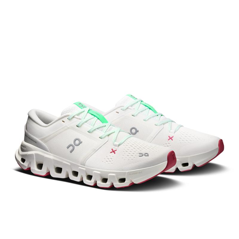 ウィメンズ On Cloud X5 オン クラウドエックス5 トレーニングシューズ 3WG30060969 26faonランニング ワークアウト ジム トレーニング 屈曲性 女性用 レディース Cloud X 5r クラウド エックス 5 ウィメンズ トレーニングシューズ ランもワークアウトも 筋力トレーニングも、有酸素運動もこの一足におまかせ。適度なクッション性とスムーズな履き心地、そして確かなホールド感はランニングにも、激しい動きを伴うトレーニングにもぴったり。さらにHelionスーパーフォーム製ミッドソールを改良したことで、着地のやわらかさと衝撃吸収力が向上しました。 涼しく、印象的なデザイン 3つのカラートーンを持つエンジニアードメッシュに、3Dプリントを組み合わせたアッパーは通気性も安定感も抜群。斬新なデザインが目を引きます。 履きやすく、しなやか シュータンはやわらかなニット製で足入れがスムーズ。足を適度にホールドし、安定したフィット感をもたらします。トレーニングで動きやすいよう、しなやかな作りにこだわりました。 特長 トレーニング向けに最適化したCloudTecクッショニング 屈曲性と安定感を生み出すHelionスーパーフォーム製ミッドソール 新採用の成型インソールがしなやかで安定したフットワークをサポート アッパーは特殊構造のオープンメッシュで通気性を確保 厚みを増したシュータンとかかと部 かかとのホールド感が高く、多方向の動きでも足ブレしにくい設計 横方向の動きでも高いトラクションを発揮するラバー製アウトソール