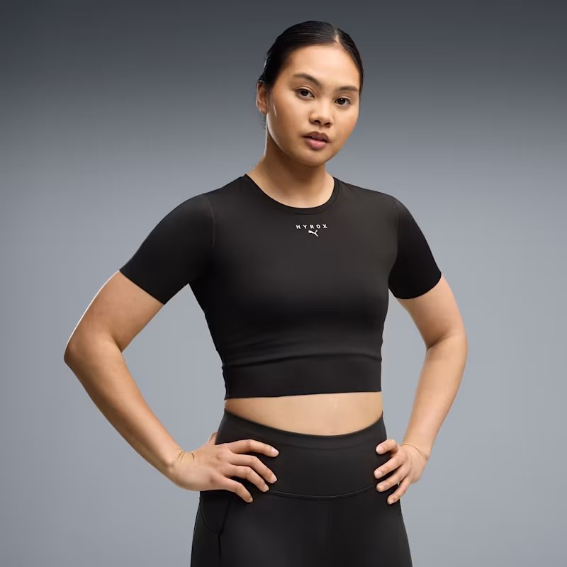 ※この商品は海外サイズです。 ウィメンズ トレーニング PUMA x HYROX PWRMODE クロップ 半袖 Tシャツ WOMENS 商品番号：529328 01 HYROXの公式パートナーであるPUMAは、競技のあらゆるフェーズに対応するパフォーマンスギアを展開。 今シーズンは、dryCELLによる高度な吸湿速乾テクノロジーを採用したウィメンズPWRMOVEボディウェアが新たに加わり、強度が高まる場面でもドライで快適な状態をキープし、集中力をサポートします。 商品情報 PUMA x HYROXのクロップTシャツは、高強度トレーニングから日常のアクティブシーンまで幅広く対応する機能性ウェアです。 動きやすさと快適性を兼ね備えた設計で、トレーニング中のパフォーマンスをしっかりサポートします。コンパクトなクロップ丈が軽やかな着用感を生み出し、トレーニング時の自由な動きを実現。さらに、DRYELITEテクノロジーを採用し、速乾性と吸汗性に優れた素材が汗を素早く処理することで、激しいワークアウト中でもドライで快適な状態をキープします。機能性とスタイルを両立し、トレーニングからリラックスシーンまで活躍する一着です。環境に配慮し、50%以上のリサイクル素材を使用しています。 この商品はインポートサイズです。各サイズの詳細は「サイズガイド」をご確認ください。 【サイズ詳細】 XS:胸囲69cm ゆき丈37cm 後ろ丈40cm すそ周り60cm S:胸囲76cm ゆき丈38.5cm 後ろ丈40cm すそ周り64cm M:胸囲78cm ゆき丈40cm 後ろ丈41cm すそ周り72cm L:胸囲90cm ゆき丈42cm 後ろ丈43cm すそ周り80cm 特徴 リサイクル素材使用：より良い未来への一歩として、50%以上のリサイクル素材を使用 詳細 用途：トレーニング フィット感：レギュラー 丈：クロップ丈 襟：クルーネック 主な素材：インターロック素材 半袖 DRYELITEテクノロジーにより、速乾性と吸湿速乾性に優れた素材が、激しいトレーニング中でもドライな状態を保ちます。 素材 本体: 71% ポリエステル, 29% ポリウレタン お手入れ方法 装飾を除く 同系色のものと一緒に洗濯して下さい 裏返して洗濯、アイロンを行って下さい。 柔軟剤は使用しないで下さい。 中性洗剤のみをご使用下さい。 プリント面にはアイロンをかけないで下さい。 プーマランニング ランニング マラソン ランニングウェア　マラソンウェア 半袖シャツ Tシャツ ランニングシャツ プラクティスシャツ トレーニング ジム ヨガ
