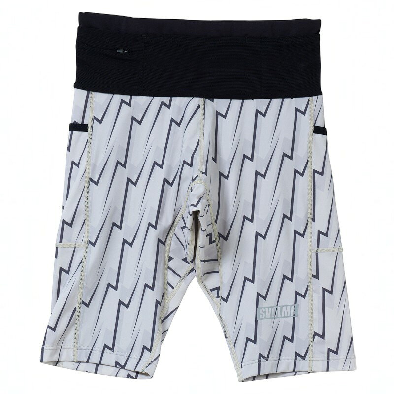 商品名: LIGHTNINGマルチポケットミドルスパッツ 品番: 7263-25003 カラー: LIGHT GRAY カラー名称: LIGHT GRAY LIGHTNINGマルチポケットミドルスパッツ 商品コード：7263-25003 原産国：中国 ウエスト全周にストレッチポケットを備えた、高機能ミドルスパッツ。 ウエスト・ヒップ・わたり・裾幅を再設計し、無駄のないフィット感を実現。 足運びを妨げず、スムーズなストライドを引き出す。ウエスト切替部は生地方向を調整し、過度な伸びを抑制。 表地はセンターシーム仕様で、よりシャープなシルエットに。 裏地には立体構造のメッシュライナーを採用し、1枚でも快適に着用可能。 両腿ポケットに加え、ウエスト全周に高ストレッチポケットを配置。 開口部にはコールゴムを使用しフィット性を向上。 前後中央ポケットにはカン止めを施し、スマートフォンなどの収納時も安定感を確保。 さらに右前ポケットにはファスナーを搭載し、貴重品の携行にも対応。 稲妻を思わせるジグザグのラインが、スピードに乗る感覚を直感的に引き出す。 機能性だけでなく、走りの再現性をデザインに落とし込んだ一着。 ジョグからレース、トレイルまであらゆるシーンでパフォーマンスを支えます。 ●素材 本体：ナイロン80%　ポリウレタン20%　 別地：ナイロン85%　ポリウレタン15% ●サイズ XS ( 股上：21cm / 股下：26cm / ヒップ：80cm / わたり幅：46cm / 裾幅：29cm ) S ( 股上：22cm / 股下：27cm / ヒップ：84cm / わたり幅：48cm / 裾幅：30cm ) M ( 股上：23cm / 股下：28cm / ヒップ：88cm / わたり幅：50cm / 裾幅：31cm ) L ( 股上：24cm / 股下：29cm / ヒップ：92cm / わたり幅：52cm / 裾幅：32cm ) スボルメ スボルメランニング ミドルスパッツ ハーフタイツ タイツ　ランニングタイツ ランニングハーフタイツ ランニング マラソン ランニングウェア マラソンウェア
