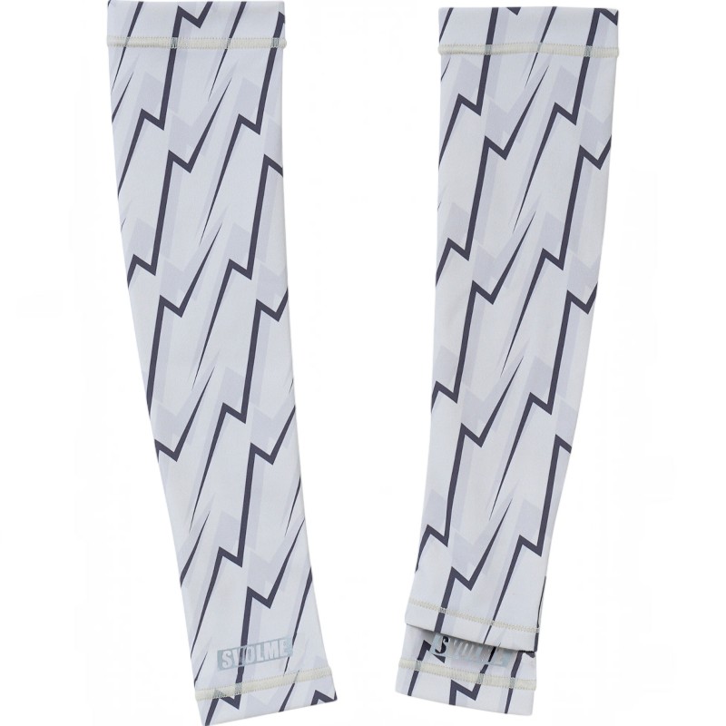 商品名: LIGHTNING UVカットアームカバー 品番: 7263-25229 カラー: LIGHT GRAY カラー名称: LIGHT GRAY LIGHTNING UVカットアームカバー 商品コード：7263-25229 原産国：中国 UPF50+のUVカット機能を備えた高機能アームカバー。 左袖口にはウォッチスリットを配置し、装着したままでもランニングウォッチの確認が可能。紫外線対策としてはもちろん、気温の変化に応じた防寒アイテムとしても活躍。 稲妻を思わせるジグザグのラインが、スピードに乗る感覚を直感的に引き出す。 日差しにも気温変化にも対応する、ランナーのためのマルチギア。 ●素材 ナイロン80%　ポリウレタン20% ●サイズ S-M ( H：37cm / W：8.5cm ) M-L ( H：40cm / W：9cm ) スボルメ スボルメランニング ランニング マラソン ランニングウェア マラソンウェア アームカバー アームウォーマー UVカット 日焼対策 紫外線対策 熱中症対策 冬小物