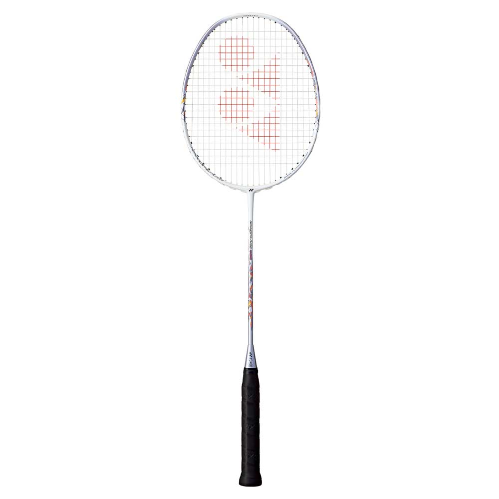 抜群の操作性とシャトルの楽な飛びを実現。 ■メーカー：ヨネックス YONEX ■品名：ナノフレア400 ■品番：NF400 ■カラー：435（スノーホワイト） ■サイズ：4U(平均83g)5・6 ■素材 ・フレーム：高弾性カーボン＋M40X＋高弾性カーボン ・シャフト：高弾性カーボン ・ジョイント：内蔵T型ジョイント ■推奨張力：4U：18〜23(lbs) ■推奨ストリング：[ハードヒッター]NBG98、[コントロールプレーヤー]BGSKY ■生産国：日本製 （備考） ・専用グロメットセット／AC416NFA(BK)￥400＋税 ナイロン 台湾製 ・専用ケース／ソフトケース付き C-SCS ポリエステル 台湾製/ベトナム製 ・日本バドミントン協会検定合格品 ・10mm Longer ※こちらの商品はフレームのみの販売となります。ガット張はお受けしておりません。