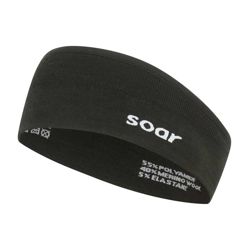 SOAR RUNNING ランニング好きから生まれたSOARは、イギリスのデザイナー、ティム・ソアーが2015年に立ち上げた、アクティブウェアレーベルである。 テクニカル デザインと人体の動きの限界に挑戦するブランド SOAR Running は、着用者が能力を最大限に発揮できるようなパフォーマンス ウェアを提供します。 デザインとランニングに情熱を傾ける、創設者兼クリエイティブ ディレクターの Tim Soarは、ファッション性と機能性を兼ね備えたアクティブ ウェアを思い描き、その理念は Soar の名を冠したブランドに通底しています。 SOAR Running の製品は、実用的なディテールに細心の注意を払い、高度に専門的な観点から設計されています。 また、身体の動きに合わせて作られたアイテムは優れたフィット感とシックな外観で、どんな動きにおいても威力を発揮します。 最先端の生地を使った SOAR Running は、テーラリングにこだわるアスリートのための唯一無二のスポーツウェア ブランドです。