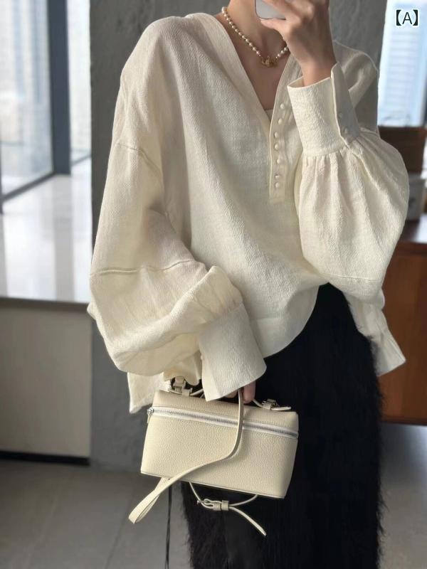 レディース シャツ かわいい くすみ チャオ級のお すすめ! ゆったりと した V ネックの レイジー スタイルの トップスと 合わせた 春用の ベージュの コットンと リネンの ランタン スリーブ シャツ
