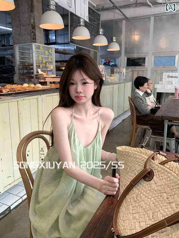 宋秀妍が.SENIORSの清新な雰囲気漂うペパーミントグリーンのVネックのハルターネック連衣裙レディース..