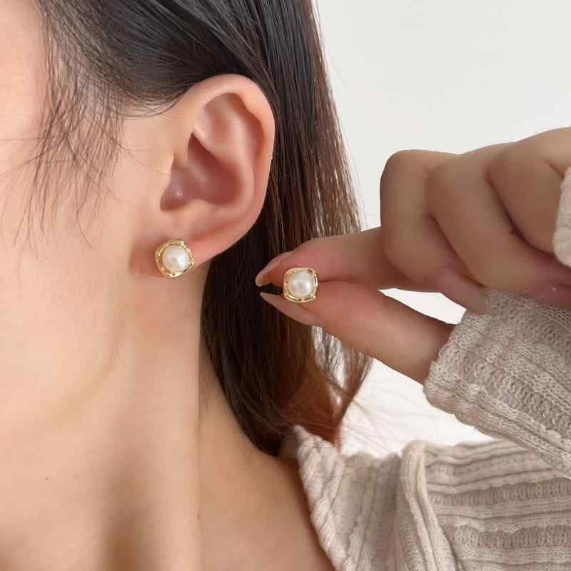 ピアス レディース 淡水真珠 ゴールド 耳飾り 小ぶり おしゃれ 上品 シンプル 幾何学デザイン 不規則形 高級感 大人かわいい 耳元アクセサリー 普段使い お出かけ オフィス 結婚式 パーティー ギフト 贈り物 カジュアル フォーマル アクセント 華奢