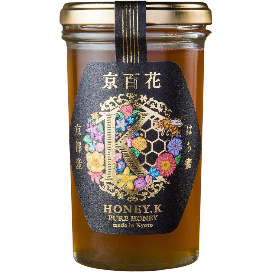 HONEY.K 京都産 百花はちみつ 京百花 250g 純粋はちみつ 国産 非加熱 雑誌「CLasism」に掲載 京都産 無添加 百花蜜 純京都産の生はちみつのみを使用 ■土からつくる京都蜂蜜京百花は、土からつくる100%京都産「生」はちみつです。たくさんの花々から集めた百花蜜は、結婚式などの贈り物にも最適です。■濃厚な甘いの秘密京百花の蜜源は、京都の山桜など自然の草花。そこから採れる蜜は主に「果糖」で、糖度・粘度が高いのが特徴です。■「非加熱」のはちみつをそのままボトリング加熱処理は一切行わず、巣箱から「採取したまんま」のはちみつを手作業で瓶詰めしました。パンケーキなどはもちろん、肉料理など塩味のある料理とも相性抜群です。 5