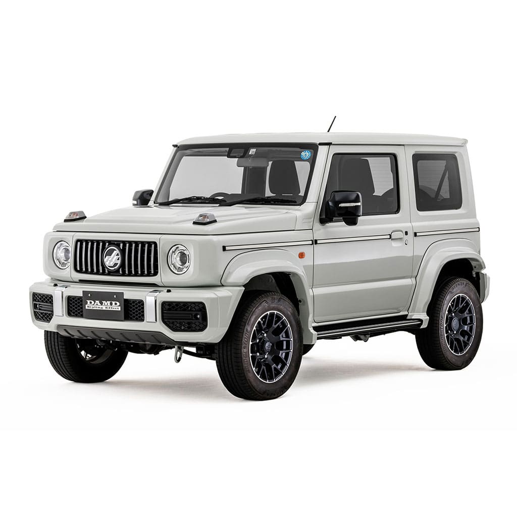 【メーカー名】DAMD/ダムドlittle G. ADVANCE【適合車種】スズキ　ジムニー シエラ【年式/型式】2018.7〜MC、フルモデルチェンジまで　※適合についてはお問い合わせください。/JB74/【商品名】コンプリートキット【セット内容】-【塗装/未塗装】塗装済【カラー】ピュアホワイトパール（ZVR）/ブルーイッシュブラックパール3（ZJ3）/ジャングルグリーン（ZZC）/ミディアムグレー（ZVL）/ シフォンアイボリーメタリック（ZVG）【素材】-【特記事項】エンブレムまで含めたディテールにこだわる完成度の高いアイテムで、カスタムベースにぴったりのコンプリートパッケージ。ホイールを含めた足元のチョイス次第で異なる印象のlittle G. ADVANCEが楽しめます！※イメージ画像です。※セット内容はメーカーページを参照【注意】こちらの商品は個人のお客様でもご注文は可能ですが、法人様住所のみお届け可能です。配送先入力欄より法人様の『住所・屋号・担当者・電話番号(固定電話のみ)』をご指定ください。なお、運送会社営業所止めの対応は可能な場合がございますので、お問い合わせください。【定価】673200円【納期】納期はメーカーの在庫や生産状況によって異なりますのでトラブル防止の為、必ず事前にお問い合わせ下さい。【送料/配送】■この商品の基本送料(本州、四国、九州)は【 19800円 】となります。■北海道送料は【 19800円 】となります。(※北海道送料が掛る場合、会計時に自動計算されませんのでご注意ください。)※沖縄県/離島は別途お見積りさせて頂きますので、ご注文前に必ず送料の確認をお願いします。