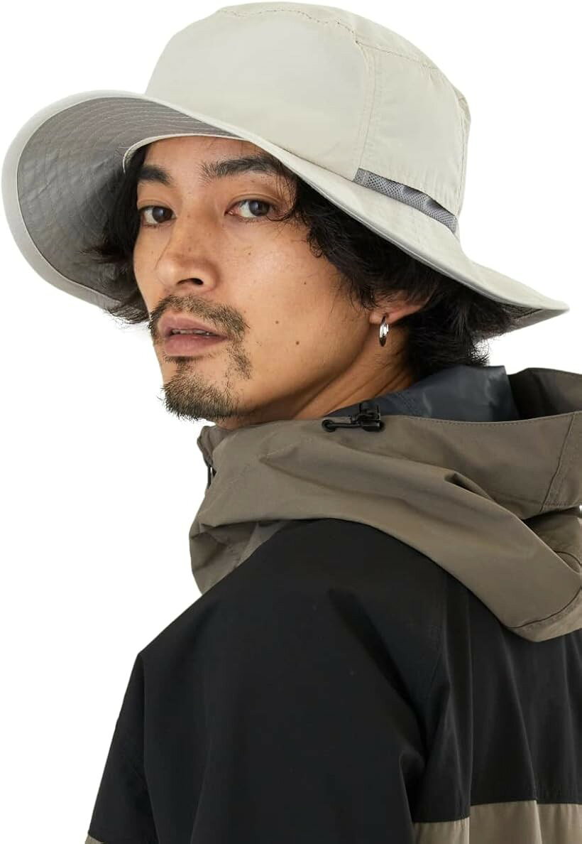 バリエーションコード : 2b2c99wf4q商品コード2b2c9ucvtp商品名ハット メンズ 帽子 アウトドアハット 撥水 アドベンチャーハット 無地 キャンプ アウトドア 通気性 折りたたみ ファッション uvカット 紐付きブランドvaleriaカラーオフホワイトサイズ等56.0-58.0 cm「登山、ランニング、釣りやゴルフ、バイクやサイクリングに旅行にも」アウトドアに最適な一枚です。折り畳むことも可能で、紐でまとめてコンパクトになります。屋外での作業やアウトドアスポーツに行く際、バックにポイッと入れて必要な時にサッと被れる手軽さとっても便利ですよ。「UVカット、撥水加工あり」気になる紫外線もカットしてくれちゃう。汚れも付きにくく、洗濯可能なので清潔にご使用いただけます。ストッパー付のゴムが内蔵されているので、ジャストサイズに調整可能、ストレスなくスポーツに集中できます。軽量なので、被っていても疲れません。「機能盛り沢山のサファリハット」サイドのメッシュ通気口は蒸れを軽減してくれるのでストレスフリーです。メッシュ時の色はアクセント色をあしらっているので、おしゃれさもプラス。あご紐付なので風にも強く、撥水加工で雨にも強いのでどんなシーンでも使えます。撥水加工は、花粉も付きにくくしてくれます。春の花粉が多いシーズンも、夏の紫外線が多いシーズンも、秋の日差しが強く風が強く吹いても全然へっちゃらですよ。カラーバリエーションも多く取り揃えております。サイズもフリーサイズなので、パートナーとお揃いで使おうかな？なんてことも可能です。※ 他ネットショップでも併売しているため、ご注文後に在庫切れとなる場合があります。予めご了承ください。※ 品薄または希少等の理由により、参考価格よりも高い価格で販売されている場合があります。ご注文の際には必ず販売価格をご確認ください。※ 沖縄県、離島または一部地域の場合、別途送料の負担をお願いする場合があります。予めご了承ください。※ お使いのモニタにより写真の色が実際の商品の色と異なる場合や、イメージに差異が生じることがあります。予めご了承ください。※ 商品の詳細（カラー・数量・サイズ 等）については、ページ内の商品説明をご確認のうえ、ご注文ください。※ モバイル版・スマホ版ページでは、お使いの端末によっては一部の情報が表示されないことがあります。すべての記載情報をご確認するには、PC版ページをご覧ください。