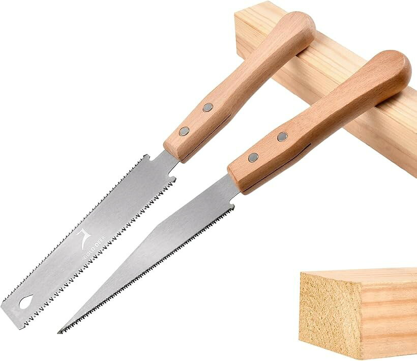 商品コード2bugyr5lld商品名2本組 両刃鋸 クラフト鋸 木工用引きのこぎり 両刃プルソー 両刃引きのこぎり SK5フレキシブルブレード ダブル エッジTPI17/11プルソー 細工鋸 両刃 ダボ切鋸 ダボ引きのこぎり クラフト 木工用ブランドGOLD DEER「セット内容」日本製両面鋸1本、片面先鋸1本。「材質」鋸刃はSK5製で、強く、靭性が高く、曲がることを恐れない。ハンドルはブナ材製で、持ちやすい。「両面鋸」両面とも歯が異なる。片側は11TPI（厚い方）で、縦方向の切断（細部は少なく、より速い切断）に適しており、もう片側は17TPI（密な方）で、横方向の切断（細部は多く、比較的遅い切断）に適している。「鋭いチップソー」石膏ボードを素早く貫通する鋭いチップは、狭いスペースでのトリミングや切断に最適。「三面研磨デザイン」シャープなエッジ、より速いチップ除去、より滑らかなカット。木工、工芸、園芸、家庭、屋外、その他湿った木材や乾燥した木材に適しています。※ 他ネットショップでも併売しているため、ご注文後に在庫切れとなる場合があります。予めご了承ください。※ 品薄または希少等の理由により、参考価格よりも高い価格で販売されている場合があります。ご注文の際には必ず販売価格をご確認ください。※ 沖縄県、離島または一部地域の場合、別途送料の負担をお願いする場合があります。予めご了承ください。※ お使いのモニタにより写真の色が実際の商品の色と異なる場合や、イメージに差異が生じることがあります。予めご了承ください。※ 商品の詳細（カラー・数量・サイズ 等）については、ページ内の商品説明をご確認のうえ、ご注文ください。※ モバイル版・スマホ版ページでは、お使いの端末によっては一部の情報が表示されないことがあります。すべての記載情報をご確認するには、PC版ページをご覧ください。