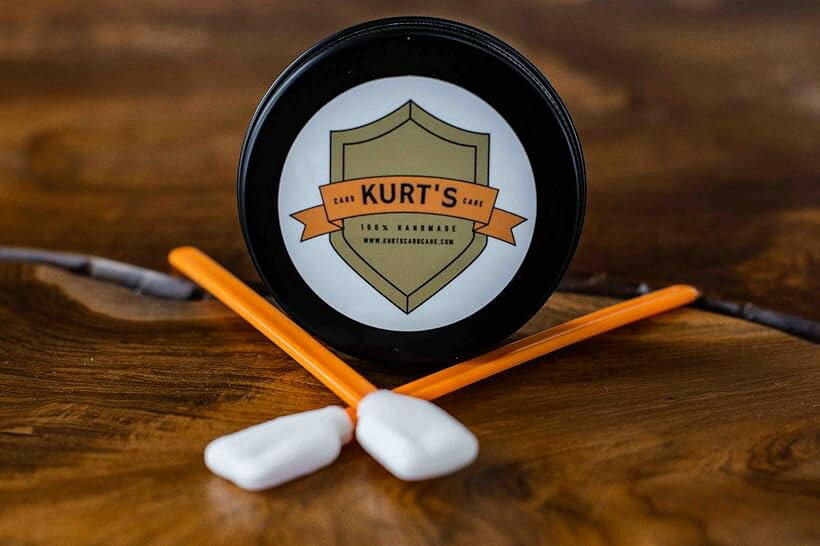 商品コード2b9rwhrxt9商品名PolishブランドKurt's Card CareカラーホワイトKurt's Card Care Polish は、トレーディングカード向けに開発されたカード表面用ポリッシュです。光沢仕様のカードに適した設計となっており、カード表面のくすみや軽微な表面汚れをケアし、より美しい外観へ整えることを目的としています。スポーツカード、TCGカード、ホログラム加工カード、リフラクターカードなど、コレクション性の高いカードのメンテナンス用途として海外市場で展開されています使用方法1. 柔らかいクロスや専用パッドへ少量を付けます。2. カード表面を優しく拭き上げます。3. 乾いたクロスで仕上げを行います。＊ 使用前には不要カード等でテストを行うことを推奨します。＊ カード状態や材質により仕上がりには個体差があります。想定ターゲット・スポーツカードコレクター・トレーディングカード愛好家・カード保管・メンテナンス需要層・コレクションコンディション維持を重視するユーザー※ 他ネットショップでも併売しているため、ご注文後に在庫切れとなる場合があります。予めご了承ください。※ 品薄または希少等の理由により、参考価格よりも高い価格で販売されている場合があります。ご注文の際には必ず販売価格をご確認ください。※ 沖縄県、離島または一部地域の場合、別途送料の負担をお願いする場合があります。予めご了承ください。※ お使いのモニタにより写真の色が実際の商品の色と異なる場合や、イメージに差異が生じることがあります。予めご了承ください。※ 商品の詳細（カラー・数量・サイズ 等）については、ページ内の商品説明をご確認のうえ、ご注文ください。※ モバイル版・スマホ版ページでは、お使いの端末によっては一部の情報が表示されないことがあります。すべての記載情報をご確認するには、PC版ページをご覧ください。注意事項・本製品はカードの外観メンテナンス用途の商品です。・過度な力での使用は推奨されません。・高温多湿を避け、直射日光の当たらない場所で保管してください。・用途外使用は避けてください特徴ナチュラル成分：天然由来成分を使用したポリッシュ研磨剤不使用：強い研磨剤を含まず、カード表面への配慮を重視無香料：人工香料・着色料不使用対象カード：光沢加工カード、ホロカード、リフラクター系カード用途：表面ケア・外観メンテナンス