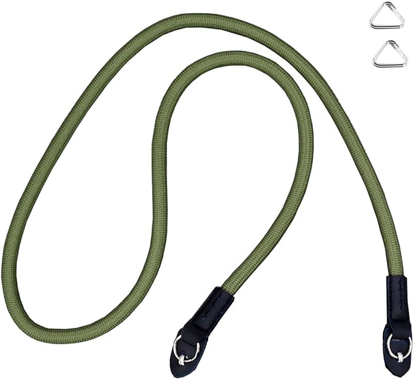 バリエーションコード : 2b4gsy3x5h商品コード2b4gqpj4f3商品名カメラストラップ ロープ カメラネックストラップ クライミングロープ製 ショルダーストラップ リング式 一眼レフ/ミラーレス/コンパクトカメラ用 三角リング付きブランドDY.2tenカラーグリーンサイズ等100CMx1CM・メイン素材: ナイロン・「厳選素材」 高品質のクライミングロープと高品質のレザー製。クライミングロープは高強度ナイロン糸でできています、丈夫で、過酷な環境に耐えることができます。素材は綿製品よりも硬くて強いです、太くて丈夫です。・「細部へのこだわり」カメラを傷つけないように、スチールリングの下にレザーパッドが追加されています。より安心的にご使用して頂けます。・「丈夫で安心」クライミングロープは直径約1CMです。ストラップの接合部は革を使って十分な縫いつけ強度を確保しています。カメラを持ち運んでも安全です。・「製品サイズ」ストラップ部分の長さ：約100cm、それは人間工学であり、ほとんどの人に適しています。丸型リング：直径1.4cm、線径の厚さ0.15cm 。ストラップ先端のリングカバーの穴：直径0.55cm。・「互換性」すべてのブランドの丸型のストラップ穴を備えた小型カメラに適用です。ストラップを丸型のストラップ穴に取り付け用三角リングが二つ付属しているので、殆どの一眼レフカメラに適用します。例えばCanon、Fuji、Nikon、Olympus、Panasonic、Pentax、SonyなどのDSLRカメラにご利用できます。同時に Instax、Polaroidなど、一部の双眼鏡、単眼、レンジファインダー、ツールなどの他の機器にも使用できます。※ 他ネットショップでも併売しているため、ご注文後に在庫切れとなる場合があります。予めご了承ください。※ 品薄または希少等の理由により、参考価格よりも高い価格で販売されている場合があります。ご注文の際には必ず販売価格をご確認ください。※ 沖縄県、離島または一部地域の場合、別途送料の負担をお願いする場合があります。予めご了承ください。※ お使いのモニタにより写真の色が実際の商品の色と異なる場合や、イメージに差異が生じることがあります。予めご了承ください。※ 商品の詳細（カラー・数量・サイズ 等）については、ページ内の商品説明をご確認のうえ、ご注文ください。※ モバイル版・スマホ版ページでは、お使いの端末によっては一部の情報が表示されないことがあります。すべての記載情報をご確認するには、PC版ページをご覧ください。適度な厚みのしなやかな素材を採用、手に巻きつけたり、バッグの中に収納する際に、まとめやすくかさばりにくいネックストラップ。「製品仕様」ストラップ部分の長さ：約100cmそれは人間工学であり、ほとんどの人に適しています。丸型リング：直径1.4cm、線径の厚さ0.15cm。ストラップ先端のリングカバーの穴：直径0.55cm。素材：高強度ナイロン糸カラー：ブラック、グリーン、レッド「厳選素材」高品質のクライミングロープと高品質のレザー製。クライミングロープは高強度ナイロン糸でできています、丈夫で、過酷な環境に耐えることができます。素材は綿製品よりも硬くて強いです、太くて丈夫です。「細部へのこだわり」カメラを傷つけないように、スチールリングの下にレザーパッドが追加されています。より安心的にご使用して頂けます。「丈夫で安心」クライミングロープは直径約1CMです。ストラップの接合部は革を使って十分な縫いつけ強度を確保しています。カメラを持ち運んでも安全です。「互換性」すべてのブランドの丸型のストラップ穴を備えた小型カメラに適用です。ストラップを丸型のストラップ穴に取り付け用三角リングが二つ付属しているので、殆どの一眼レフカメラに適用します。例えばCanon、Fuji、Nikon、Olympus、Panasonic、Pentax、SonyなどのDSLRカメラにご利用できます。同時にInstax、Polaroidなど、一部の双眼鏡、単眼、レンジファインダー、ツールなどの他の機器にも使用できます。「取り付け方」装着部がメタルリング式カメラに適用します。リングカバーをカメラのストラップ通し穴に入れてくださいストラップ側のメタルリングを通し穴に付けてください。装着完了の状態です。（ご購入する前にカメラのストラップ装着部をご確認ください「さまざまな持ち運びオプション」肩掛け一方の肩にかけるショルダーストラップとしてもご利用いただけます。軽く肩にかけてサッと移動するのにも便利です。タスキ掛け（斜め掛け）斜めがけのショルダーストラップとしてもご利用いただけます。安定感があるので、長時間持ち運んでも疲れにくいです。首掛け一般的なタイプのネックストラップとしてご利用いただけます。ロープが太いので、首へのダメージは軽減されます。パッケージ内容:カメラショルダーストラップx1三角リングx2