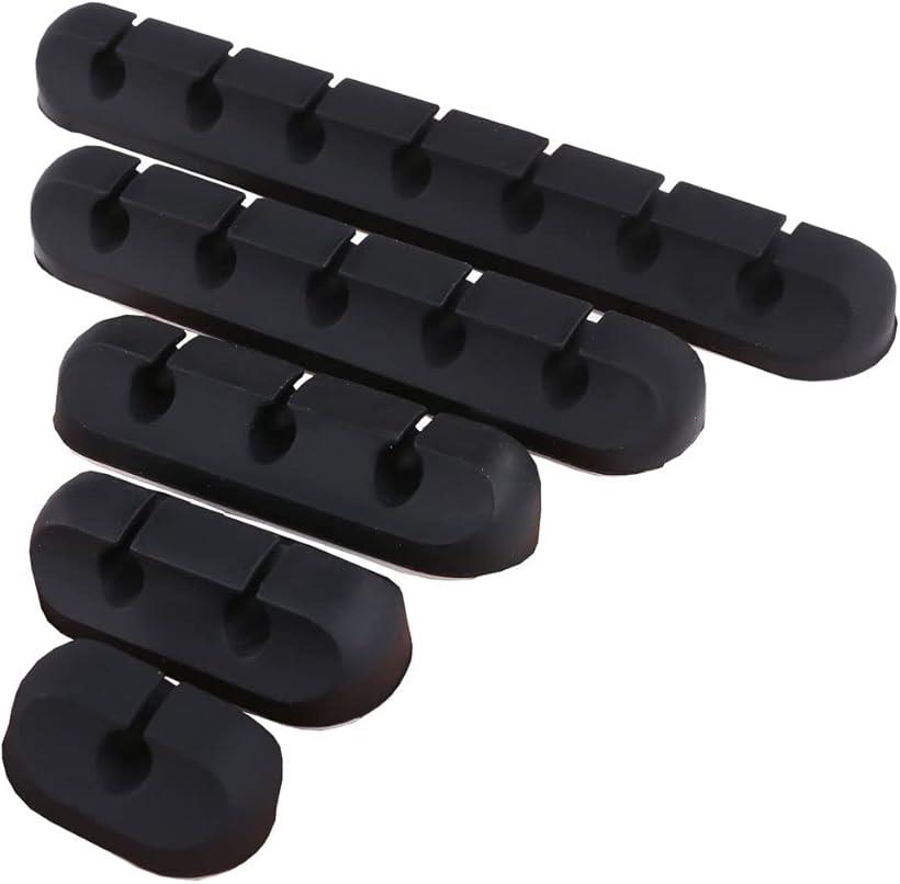 バリエーションコード : 2b2y5s1dxy商品コード2b2t33h6il商品名ケーブルホルダー ケーブルクリップ 収納 整理用 両面テープ USBケーブル 充電ケーブル PC クリップ ケーブルまとめ 1 2 3 4 5 穴ブランドLack laboカラー黒（ブラック）サイズ等130mmスマホやタブレット、マウスやキーボードなど、デスクワークの邪魔になりがちなケーブル類を一まとめに整理できる、便利なケーブルホルダーです。ホルダー穴は直径6mmまでのケーブルに対応しているので、PC周辺機器に用いるUSBケーブルはもちろんのこと、 Androidスマホなどのmicro USBやUSB Type-C、iPhoneに使用するケーブルの規格にも適合していますカラーバリエーションはブラックとグレーの二種類。シンプルカラーでスリムなデザインのホルダーは、ご家庭やオフィスだけでなく、寝室やお車での使用にも適しています弾力のある柔らかいシリコンボディがケーブルセット時の負担を軽減し、ケーブルの傷つきや磨耗を防いでくれます。表面は突起のない曲線的なデザインになっているため、ワークスペースで手元が狂ってぶつけたり、電源タップと一緒に床面に設置して、 誤って踏んでも危険性が少なく、安全な使用ができます※ 他ネットショップでも併売しているため、ご注文後に在庫切れとなる場合があります。予めご了承ください。※ 品薄または希少等の理由により、参考価格よりも高い価格で販売されている場合があります。ご注文の際には必ず販売価格をご確認ください。※ 沖縄県、離島または一部地域の場合、別途送料の負担をお願いする場合があります。予めご了承ください。※ お使いのモニタにより写真の色が実際の商品の色と異なる場合や、イメージに差異が生じることがあります。予めご了承ください。※ 商品の詳細（カラー・数量・サイズ 等）については、ページ内の商品説明をご確認のうえ、ご注文ください。※ モバイル版・スマホ版ページでは、お使いの端末によっては一部の情報が表示されないことがあります。すべての記載情報をご確認するには、PC版ページをご覧ください。この多機能デスクトップケーブルホルダーは、デスク周りの煩わしいケーブル類をスマートに整理し、作業スペースをすっきりと保つための理想的なアクセサリーです。直径6mmまでのさまざまなケーブルに対応可能で、PC周辺機器のUSBケーブル、AndroidスマホやiPhoneの充電ケーブルなど、多種多様なケーブルを一箇所にまとめることができます。