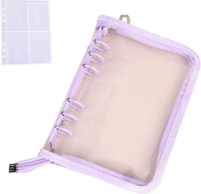 バリエーションコード : 2br011ip9p商品コード2br0vfd6ji商品名ジッパー付き システム手帳 A5 ラメ ポケットファイル付き 推し活ブランドUccellinoカラーパープルサイズ等25cmx19cm「ジッパー付き。推し活にも」高透明PVC素材のジッパー付きシステム手帳。自分だけのオリジナルな一冊を作りたい方に最適。中のリフィルやデコレーションがそのまま映える透明度。お気に入りの写真やステッカー、イラストを挟むだけで、世界に一つだけのデザインが完成します。「推し活」のフォトアルバムや、スケジュール管理、日記帳など、使う人の個性を最大限に引き出すミニマルで洗練されたデザインです。「A5・6穴タイプ」汎用性の高い6穴式ルーズリーフタイプのため 、市販のリフィルを自由に追加・入れ替え可能。カードポケットやフォトページを組み合わせて 、手帳としてもコレクションブックとしても、マルチに活躍する高品質な設計です。「高い機能性」機能性にもこだわり、周囲をぐるりと囲むジッパー（ファスナー）を採用しました 。カバンの中でリフィルやカードがバラバラにならず、大切なコレクションを埃や汚れ、脱落からしっかり守ります 。高品質な厚手PVCの安心感。毎日使うものだからこそ、触り心地と耐久性にこだわりました。「こだわりデザイン」ラメのキラキラ感、お花の取っ手など細部まだこだわったかわいいデザインです。ファスナー付きの実用性とデザイン性を兼ね備えています。「仕様」商品サイズ　25cmx19cm　A5サイズ6穴ポケットファイル（10枚）を一緒にお届けします。カラーは4色　ブルー　イエロー　パープル　ピンク。人気のカラーをそろえました。推し活にもぜひご活用ください。※ 他ネットショップでも併売しているため、ご注文後に在庫切れとなる場合があります。予めご了承ください。※ 品薄または希少等の理由により、参考価格よりも高い価格で販売されている場合があります。ご注文の際には必ず販売価格をご確認ください。※ 沖縄県、離島または一部地域の場合、別途送料の負担をお願いする場合があります。予めご了承ください。※ お使いのモニタにより写真の色が実際の商品の色と異なる場合や、イメージに差異が生じることがあります。予めご了承ください。※ 商品の詳細（カラー・数量・サイズ 等）については、ページ内の商品説明をご確認のうえ、ご注文ください。※ モバイル版・スマホ版ページでは、お使いの端末によっては一部の情報が表示されないことがあります。すべての記載情報をご確認するには、PC版ページをご覧ください。