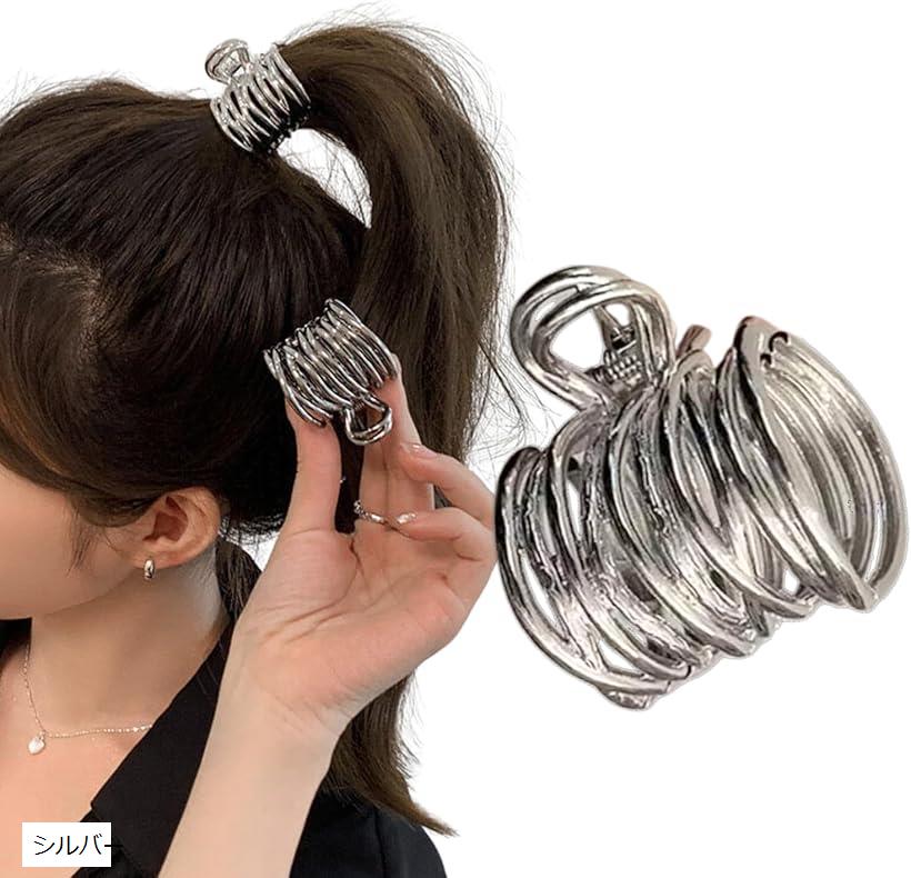 バリエーションコード : 2b9wiwrsvv商品コード2b9wivhdnc商品名ヘアクロー ヘアクリップ ポニーテールクリップ メタル ライン ポニーテール アンティークブランドHerbeluemily(ハベルミリィ)カラーシルバー大人かわいい落ち着いた色味と存在感のあるデザインがかわいいポニーテールクリップ。いつものまとめ髪に一つ加えるだけでトレンド感のあるヘアスタイルに大変身します。個性的でこだわりのあるデザインながら派手になりすぎず、大人かわいいヘアアレンジを実現。シックで上品なヘアクローなのでどなたでも簡単にファッションアイテムとして取り入れていただけます。簡単なポニーテールの結び目隠しとしておすすめなへアクリップですが、ハーフアップや自宅で簡単に前髪を留めたいときにも活躍します。様々なシーンで重宝するヘアアクセサリーです。ちょっとしたプレゼントやギフトにも。学生さんの文化祭、体育祭でのお友達とおそろいアイテムや、イベントなどの特別なシーンのコーディネートのワンポイントアイテムとしても大変かわいいヘアバレッタです。商品サイズ：横約3.7cmx縦約4.4cm＊詳細サイズは画像をご覧ください。※ 他ネットショップでも併売しているため、ご注文後に在庫切れとなる場合があります。予めご了承ください。※ 品薄または希少等の理由により、参考価格よりも高い価格で販売されている場合があります。ご注文の際には必ず販売価格をご確認ください。※ 沖縄県、離島または一部地域の場合、別途送料の負担をお願いする場合があります。予めご了承ください。※ お使いのモニタにより写真の色が実際の商品の色と異なる場合や、イメージに差異が生じることがあります。予めご了承ください。※ 商品の詳細（カラー・数量・サイズ 等）については、ページ内の商品説明をご確認のうえ、ご注文ください。※ モバイル版・スマホ版ページでは、お使いの端末によっては一部の情報が表示されないことがあります。すべての記載情報をご確認するには、PC版ページをご覧ください。