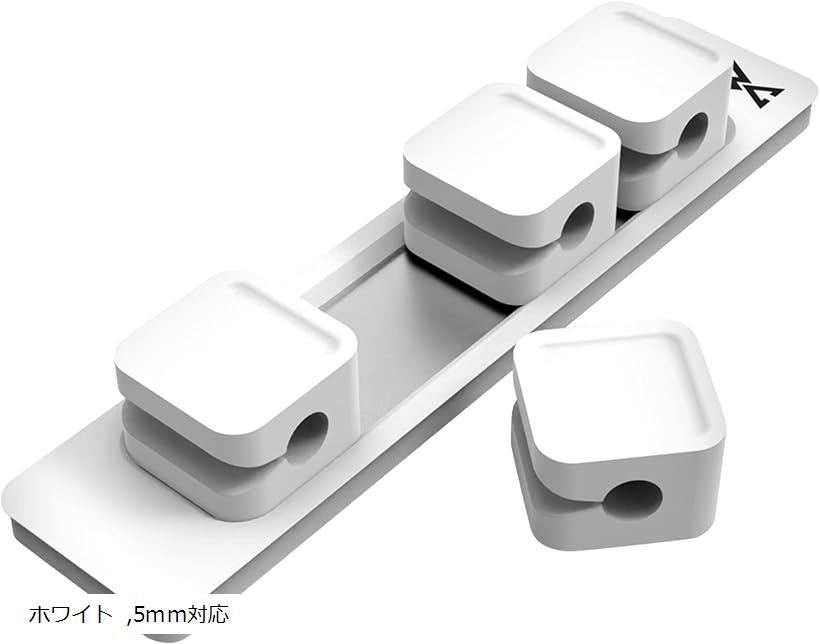 バリエーションコード : 2b2n8jvdv8商品コード2b2s25qd8w商品名BLUECRAFT マグネット式 ケーブルホルダー クリップ4個入 両面テープ デスク整理 スペアテープ付属 直径5mmまで対応 ホワイトブランドBLUE CRAFTカラーホワイトサイズ等5mm対応v「デスク、車内をスマートに」身の回りのデジタルガジェットは増えるばかり。充電ケーブルやイヤホンコード、キーボードやマウスコードでごちゃごちゃになっていませんか。強力なネオジムN50を採用したマグネットケーブルホルダーを使えば身の回りのケーブルを見た目も気分もスッキリ、綺麗に整理整頓。絡まったケーブルをほどいたり、落下したケーブルの先端を探す手間もなくなります。v「様々なケーブルに幅広く対応」スマートフォンやタブレット、PCなどに使うLightningケーブル、Type-C ケーブル、microUSBケーブル、またはPCのマウスコードやイヤホンのコードにも対応。太めの直径5mmまでのコードに対応しています。毎日使う様々な配線に定位置を与えて生活をより快適に。v「あらゆる場所で使用可能」仕事や勉強を行うデスク回り、安全に運転を行うための車内、お休み中に充電するベッドサイドなど様々なシーンでご利用いただけます。木材、ガラス、プラスチック、金属、大理石、タイル など強力両面テープなので素材を選ばず貼り付けができます。また、鉄製などのマグネットが貼りつく素材であればケーブルクリップ部分を単独でお好きな場所に貼り付けてケーブルを固定することができます。v「簡単取り付け」まずは貼り付ける場所を綺麗に拭いてください。ベースの裏の両面テープをはがしてしっかりと貼り付けてください。次にマグネットクリップの切り欠き部分に使用するケーブル・コードを差し込んでください。太めの直径5mm以下のケーブルに対応しています。クリップが4個付属しているので、4本のケーブルを固定することができます。別の場所に貼りなおすときに便利な予備の両面テープが1枚付属しています。もともと貼ってあった裏側の両面テープをゆっくりとはがし、予備のテープの透明なフィルムをはがして本体裏に貼りつけます。最後に白い剥離紙をはがして、お好きな場所にしっかりと貼り付けてください。v「パッケージ内容」ベース本体 x 1 約92 x 21 x 4.3mm， マグネットクリップ x 4 約15.6 x 15.6 x 10mm 合計重量 約25g 材質:PVC， スチール， マグネット， 予備両面テープ x 1※ 他ネットショップでも併売しているため、ご注文後に在庫切れとなる場合があります。予めご了承ください。※ 品薄または希少等の理由により、参考価格よりも高い価格で販売されている場合があります。ご注文の際には必ず販売価格をご確認ください。※ 沖縄県、離島または一部地域の場合、別途送料の負担をお願いする場合があります。予めご了承ください。※ お使いのモニタにより写真の色が実際の商品の色と異なる場合や、イメージに差異が生じることがあります。予めご了承ください。※ 商品の詳細（カラー・数量・サイズ 等）については、ページ内の商品説明をご確認のうえ、ご注文ください。※ モバイル版・スマホ版ページでは、お使いの端末によっては一部の情報が表示されないことがあります。すべての記載情報をご確認するには、PC版ページをご覧ください。x直径5mm以上の太さのケーブルにはご使用になれませんのでご注意ください