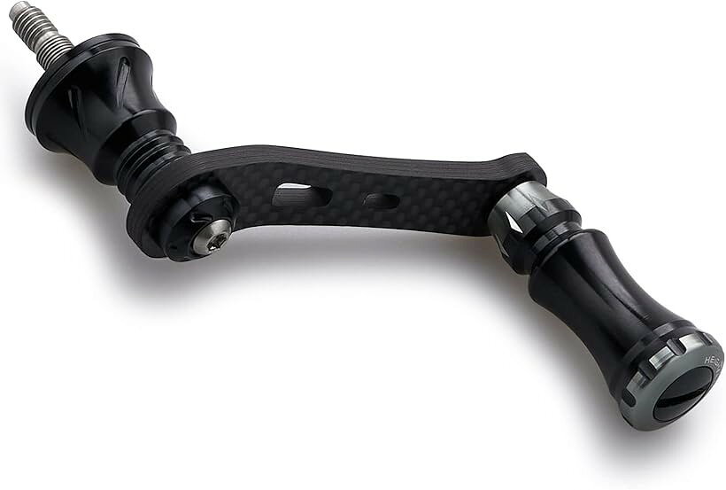 バリエーションコード : 2b2sw1fngc商品コード2b2swokw2f商品名リール ハンドル 15mm ノブ 搭載 シマノ ダイワ スピニングリール 通用ライトゲーム 渓流釣りChess SeriesブランドHEIGHTENカラーブラック＆ガンメタル・「ライトゲーム 渓流釣り用」1.5K炭素布のハンドルで更に強度アップ、15mm直径軽量ノブ搭載、全体的に軽量。・「サイズ」ハンドル軸心距離42mm、ノブ直径15mm 「総重」19g(シマノ用)/16.5g/(ダイワ用)「素材」ハンドル - 1.5K炭素布のカーボン、ノブ - 70シリーズ航空アルミ。・「リールハンドル付属」SHIMANO ソケット 1個、DAIWA ソケット 1個、梅レンチ1個。・「適応機種」SHIMANO、DAIWAのねじ込み式スピニングリールハンドルの交換に適用。※ 他ネットショップでも併売しているため、ご注文後に在庫切れとなる場合があります。予めご了承ください。※ 品薄または希少等の理由により、参考価格よりも高い価格で販売されている場合があります。ご注文の際には必ず販売価格をご確認ください。※ 沖縄県、離島または一部地域の場合、別途送料の負担をお願いする場合があります。予めご了承ください。※ お使いのモニタにより写真の色が実際の商品の色と異なる場合や、イメージに差異が生じることがあります。予めご了承ください。※ 商品の詳細（カラー・数量・サイズ 等）については、ページ内の商品説明をご確認のうえ、ご注文ください。※ モバイル版・スマホ版ページでは、お使いの端末によっては一部の情報が表示されないことがあります。すべての記載情報をご確認するには、PC版ページをご覧ください。