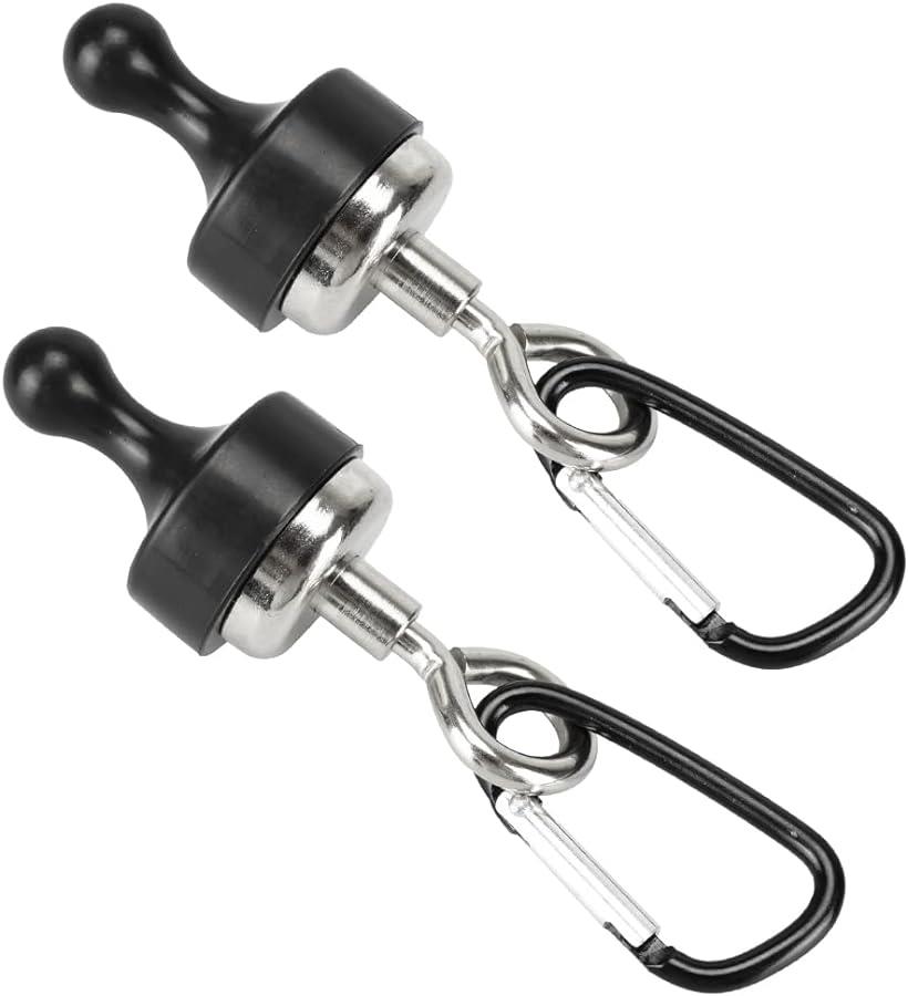 バリエーションコード : 2b2sxyck34商品コード2b2sx54gr2商品名マグネット式ランタンフック アウトドア カラビナ付 吊り下げ テント ライト キャンプ 多用途 2個セットブランドPacific JUNお好きな場所にライトを設置できるマグネット式ランタンフックです。タープやテントに挟んで吊るしても負担にならない重さなので、気兼ねなくご使用いただけます。テント越しに吸着する強力なマグネットを採用。最大5kgまでの小物を吊り下げるフックとして十分な強度を持ち合わせています。手のひらに収まるサイズ感でバッグ内で嵩張らず持ち運べるところも魅力です。ライトの他に小型扇風機を吊り下げたり衣類掛けとしても活用いただけます。従来製品のようにポールに取り付けたり、地面に打ち込む必要がないので手間なくすぐ使えるところが嬉しいポイントです。「セット内容」ランタンフックx2点　「サイズ(約)」120mmx30mm　「耐荷重(約)」5kg※ 他ネットショップでも併売しているため、ご注文後に在庫切れとなる場合があります。予めご了承ください。※ 品薄または希少等の理由により、参考価格よりも高い価格で販売されている場合があります。ご注文の際には必ず販売価格をご確認ください。※ 沖縄県、離島または一部地域の場合、別途送料の負担をお願いする場合があります。予めご了承ください。※ お使いのモニタにより写真の色が実際の商品の色と異なる場合や、イメージに差異が生じることがあります。予めご了承ください。※ 商品の詳細（カラー・数量・サイズ 等）については、ページ内の商品説明をご確認のうえ、ご注文ください。※ モバイル版・スマホ版ページでは、お使いの端末によっては一部の情報が表示されないことがあります。すべての記載情報をご確認するには、PC版ページをご覧ください。