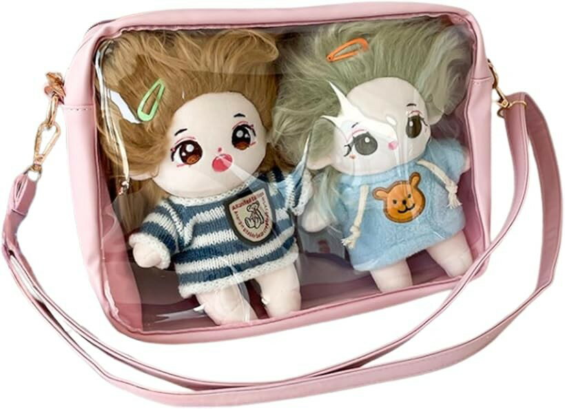 バリエーションコード : 2brwf9knxn商品コード2brwfvywkh商品名大きい 推し活バッグ 痛バ ぬいぐるみ ドール 2体収納 透明 窓付き 仕切りあり 大容量ブランドUccellinoカラーピンク「大きい。推し活バッグ」大きいサイズなので収納力抜群。20cm・15cmサイズのぬいぐるみに対応 バッグ前面が大きな透明窓になっているため、お気に入りのぬいぐるみが外からしっかり見えます。2体並べて入れる「ペア仕様」での使用もおすすめです。「推しを可愛く持ち運べる「痛バッグ」」大好きな「推し」のぬいぐるみと一緒に外出したい方にぴったりの、透明窓付き斜めがけ痛バッグです。マチが7cmあるのでドールを2つ並べて入れることができます。あなただけの「推しディスプレイ」をいつでもどこでも楽しめます 。アニメイベントやライブ、カフェ巡りなど、大切な推し活の時間をより華やかに演出する必須アイテムです。「機能性抜群」入れ口が2つに分かれているので、見せなくてもよいものはもう一つの入れ口に収納すれば、見せたいものだけ見せることができます。内ポケットもついているのでとっても便利です。Dカンがついているのでキーホルダもかわいく飾ることができます。推し活と機能性が両立するバッグです。「シンプルデザイン」余計な装飾のないシンプルなデザインなので、どんな推しでも対応可能。軽いのでサブバックとしても活躍します。コンパクトなのに実用的、日常使いにも便利な設計です。大小2つのスペースに分かれているのがとにかく便利です。大スペース：透明で中身が見える　小スペース：中が見えない「仕様」サイズ　縦：20cm　横幅：28cm　マチ：7cm　ベルト長さ：最長110cm（調整可能）※ 他ネットショップでも併売しているため、ご注文後に在庫切れとなる場合があります。予めご了承ください。※ 品薄または希少等の理由により、参考価格よりも高い価格で販売されている場合があります。ご注文の際には必ず販売価格をご確認ください。※ 沖縄県、離島または一部地域の場合、別途送料の負担をお願いする場合があります。予めご了承ください。※ お使いのモニタにより写真の色が実際の商品の色と異なる場合や、イメージに差異が生じることがあります。予めご了承ください。※ 商品の詳細（カラー・数量・サイズ 等）については、ページ内の商品説明をご確認のうえ、ご注文ください。※ モバイル版・スマホ版ページでは、お使いの端末によっては一部の情報が表示されないことがあります。すべての記載情報をご確認するには、PC版ページをご覧ください。