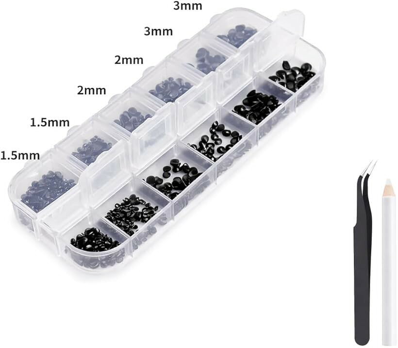 商品コード2brxdox8js商品名ラインストーン ブラックセット 1.5mm 2mm 3mm うちわデコ ネイルパーツブランドUmuilinoカラーブラック「サイズバリエーション」 ラインストーンは1.5mm～3mmまでの3サイズを取り揃えています。初心者の方からDIYネイルを楽しみたい方まで使いやすく、さまざまなデザインに対応できます。「輝きとコスパ」 安価ながらも透明感のあるきれいな輝きが特徴。コストを抑えつつ、見た目にこだわりたい方におすすめです。「裏面フラットタイプ」 裏面は平らなフラットバック仕様。接着剤やジェル、レジンなどで貼り付けてご使用ください。「耐久性」 高分子樹脂素材のため、割れにくく耐久性が高め。ネイルアートやハンドメイド作品にも扱いやすいストーンです。「用途」 ネイルアート、レジン作品、手芸、デコレーションなど幅広く使用可能。安価で綺麗な輝きを求める方に適しています。※ 他ネットショップでも併売しているため、ご注文後に在庫切れとなる場合があります。予めご了承ください。※ 品薄または希少等の理由により、参考価格よりも高い価格で販売されている場合があります。ご注文の際には必ず販売価格をご確認ください。※ 沖縄県、離島または一部地域の場合、別途送料の負担をお願いする場合があります。予めご了承ください。※ お使いのモニタにより写真の色が実際の商品の色と異なる場合や、イメージに差異が生じることがあります。予めご了承ください。※ 商品の詳細（カラー・数量・サイズ 等）については、ページ内の商品説明をご確認のうえ、ご注文ください。※ モバイル版・スマホ版ページでは、お使いの端末によっては一部の情報が表示されないことがあります。すべての記載情報をご確認するには、PC版ページをご覧ください。