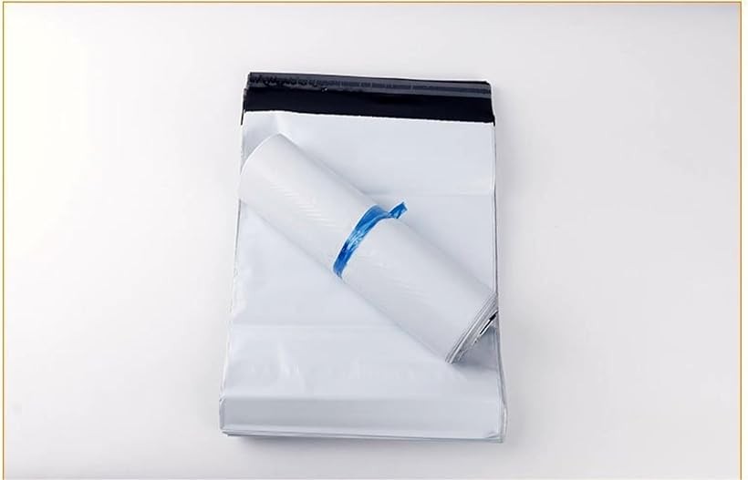 商品コード2bron0phy0商品名宅配ビニール袋 梱包袋 A4対応/100枚入り 横250mm x 縦300mm + フタ45mm 強粘着テープ付き 防水 透けないブランドKing's Armカラー白強力な粘着テープ付きで、簡単にしっかり封ができるから、発送用袋、配送用ビニール袋として便利にお使いいただけます。どこにでもピタッとつくので、宅配ビニール袋、梱包袋としてだけではなく、小さいゴミ袋として使うこともでき、キッチンやオフィスでも活躍。防水袋だから少し水気のあるものを入れても漏れません。大切な商品を雨や湿気から守る防水袋です。水に強いPE素材で防水性能に優れたこの防水袋は、水濡れを防ぎ、大切な荷物を守ります。フリマアプリにも使える梱包袋です。丈夫なビニールの宅配袋、梱包袋をお探しの方におすすめです。プライバシーに配慮したこの宅配袋は、内側が黒色で、 中身が見えない設計。フリマアプリの梱包にもぴったり。配送用としても、ご自宅や配送用としても、ご自宅や職場で物の保管用としてもご活用いただけます。写真に写っている衣類などは付属品ではございません。薄い商品となりますので工場での製造時や、パッケージ化時に折り目やシワができてしまう場合がございます。製造ロットにより色が濃い目に、または薄め目になるなど、一部写真と仕様が異なる場合がございます。予めご了承ください。※ 他ネットショップでも併売しているため、ご注文後に在庫切れとなる場合があります。予めご了承ください。※ 品薄または希少等の理由により、参考価格よりも高い価格で販売されている場合があります。ご注文の際には必ず販売価格をご確認ください。※ 沖縄県、離島または一部地域の場合、別途送料の負担をお願いする場合があります。予めご了承ください。※ お使いのモニタにより写真の色が実際の商品の色と異なる場合や、イメージに差異が生じることがあります。予めご了承ください。※ 商品の詳細（カラー・数量・サイズ 等）については、ページ内の商品説明をご確認のうえ、ご注文ください。※ モバイル版・スマホ版ページでは、お使いの端末によっては一部の情報が表示されないことがあります。すべての記載情報をご確認するには、PC版ページをご覧ください。