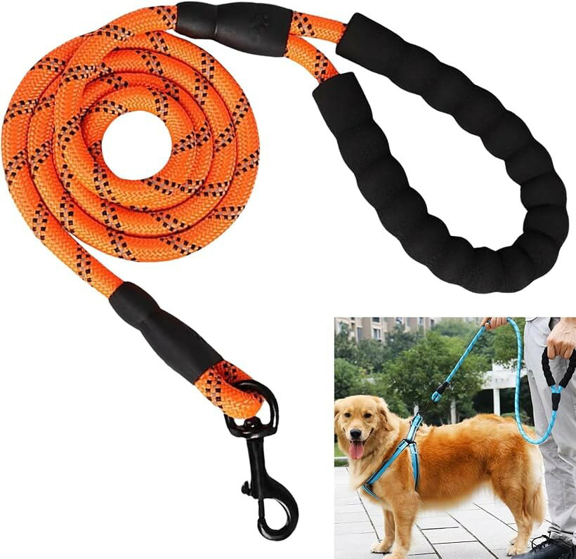 商品コード2buhkwf1o3商品名犬用 リード 反射素材 高耐久性 スポンジグリップ 散歩 訓練 小型犬 中型犬 大型犬ブランドHAPPY SUGARカラーオレンジサイズ等リード長：150cm リード径：1.0cm「安全性強化」 リードは特に強固な縫製が施されており、大型犬による強い引っ張りにも耐えることができます。また、高輝度反射材を編み込むことで、夜間の散歩時にも飼い主と犬の位置がドライバーに明確に認識され、安全が確保されます。「快適なグリップ」 柔らかいパッド入りのスポンジハンドルを採用しており、手に優しい設計になっています。この快適なグリップは、犬が急に引っ張っても手に食い込むことがなく、長時間の散歩でも快適に過ごすことができます。「耐久性と軽量性」 高品質のナイロン素材を使用し、耐久性がありながらも軽量で、繰り返しの使用にも耐えうる設計です。さらに、強力な亜鉛合金製のフックは360度回転するため、リードのねじれを防止し、愛犬の動きに柔軟に対応します。「多様なカラーオプション」 色の鮮やかなカラーオプションより、愛犬に合った好みの色を選択することができます。「サイズ」リード長：150cm リード径：1.0cm 素材：ナイロン、亜鉛合金 カラー：ブラック、グリーン、オレンジ※ 他ネットショップでも併売しているため、ご注文後に在庫切れとなる場合があります。予めご了承ください。※ 品薄または希少等の理由により、参考価格よりも高い価格で販売されている場合があります。ご注文の際には必ず販売価格をご確認ください。※ 沖縄県、離島または一部地域の場合、別途送料の負担をお願いする場合があります。予めご了承ください。※ お使いのモニタにより写真の色が実際の商品の色と異なる場合や、イメージに差異が生じることがあります。予めご了承ください。※ 商品の詳細（カラー・数量・サイズ 等）については、ページ内の商品説明をご確認のうえ、ご注文ください。※ モバイル版・スマホ版ページでは、お使いの端末によっては一部の情報が表示されないことがあります。すべての記載情報をご確認するには、PC版ページをご覧ください。