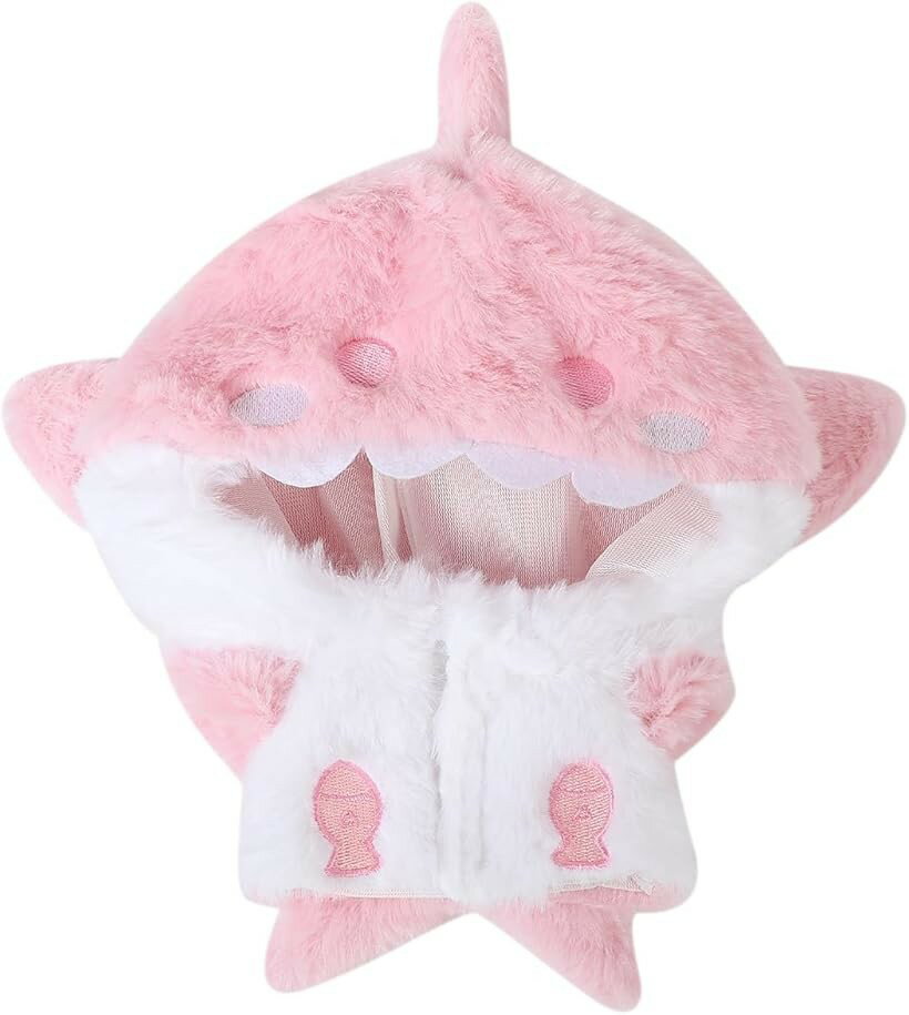 バリエーションコード : 2b9cj8xlfp商品コード2b9cj6dxdo商品名ぬい服 サメ 20cm 人形 ぬいぐるみ 着せ替え 着ぐるみ 推し活 推し 推しぬい 服 洋服 コスチューム かわいい ヲタ活 オタ活ブランドQueen-bカラーピンク「推しぬいが主役級に変身」20cm前後のぬいぐるみ専用サメのぬい服。フードをかぶせるだけで推しぬいが一瞬でキュートなサメに大変身し、ぬい撮りやSNS投稿がもっと楽しくなる推し活必須アイテムです。「お出かけ撮影に大活躍」カフェ巡り、推し活イベント、ライブ遠征のお供にぴったり。お気に入りのぬいぐるみにサメの着ぐるみを着せるだけで、思わず写真に収めたくなるほどの愛らしさに。大切な推しぬいとの時間がさらに特別になります。「こだわりの品質と可愛さ」ふわふわのウール素材で手触りなめらか。サメの歯付きフード、背びれ、お魚刺繍ワッペンなど細部まで丁寧にデザインされ、写真映えと耐久性を両立。着脱も簡単でお着替えがスムーズに楽しめます。「サイズ・素材・カラー詳細」対応サイズ：20cm前後（Lサイズ）のぬいぐるみ用｜素材：ウール｜カラー：ピンク・ブルー全2色展開｜＊ぬいぐるみ本体は付属しておりません。着せ替え用コスチュームのみの販売となります。※ 他ネットショップでも併売しているため、ご注文後に在庫切れとなる場合があります。予めご了承ください。※ 品薄または希少等の理由により、参考価格よりも高い価格で販売されている場合があります。ご注文の際には必ず販売価格をご確認ください。※ 沖縄県、離島または一部地域の場合、別途送料の負担をお願いする場合があります。予めご了承ください。※ お使いのモニタにより写真の色が実際の商品の色と異なる場合や、イメージに差異が生じることがあります。予めご了承ください。※ 商品の詳細（カラー・数量・サイズ 等）については、ページ内の商品説明をご確認のうえ、ご注文ください。※ モバイル版・スマホ版ページでは、お使いの端末によっては一部の情報が表示されないことがあります。すべての記載情報をご確認するには、PC版ページをご覧ください。お気に入りのぬいぐるみをさらに可愛く仕上げる「サメのぬい服」です。20cm前後のぬいぐるみに対応しており、ブルーとピンクの2色展開。ふわふわの素材と愛らしいデザインで、ぬいぐるみに暖かさと個性をプラスします。フード部分にはサメの顔があしらわれ、ぬいぐるみの魅力を引き立てます。大切なぬいぐるみをもっと特別にしたい方にぴったりのアイテムです。ギフトやプレゼントにもおすすめです。