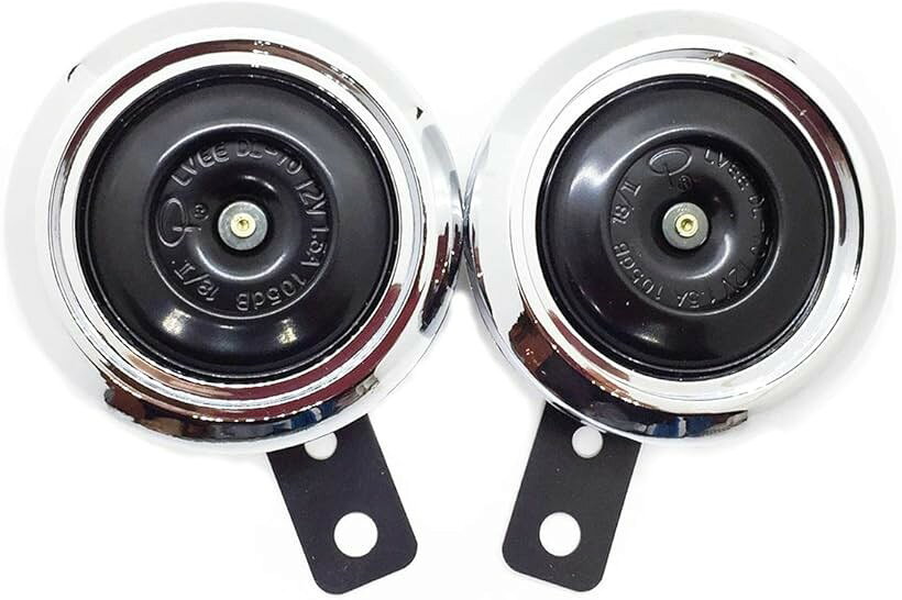 商品コード2b8dssodlw商品名バイク ダブルホーン 12V 汎用 2個セットブランドA'sTool・A'sTool バイク ダブルホーン 12V 汎用 2個セット・二輪車専用に設計/開発された、高耐久性と軽量化を実現した製品です。コンパクト ボディーながらも、広範囲に確実に音を伝える高性能・高耐久性が特徴です。・本製品は、2本端子式(片側)のユニバーサル タイプです。高音と低音には分かれていません。車輌によっては別途リレーが必要となる場合がありますが、ほとんどのバイク、ゴーカート、ダートバイク、ポケットバイク、バギー等に適合する汎用タイプです。・サイズ（約）直径:85mm ステーの長さ:85mm、厚さ35mm / 仕様：12v 1.5A 105db・シングルホーンからの取付変更は、ホーンリレーのご使用をオススメします。＊ヒューズがとぶ恐れがあります※ 他ネットショップでも併売しているため、ご注文後に在庫切れとなる場合があります。予めご了承ください。※ 品薄または希少等の理由により、参考価格よりも高い価格で販売されている場合があります。ご注文の際には必ず販売価格をご確認ください。※ 沖縄県、離島または一部地域の場合、別途送料の負担をお願いする場合があります。予めご了承ください。※ お使いのモニタにより写真の色が実際の商品の色と異なる場合や、イメージに差異が生じることがあります。予めご了承ください。※ 商品の詳細（カラー・数量・サイズ 等）については、ページ内の商品説明をご確認のうえ、ご注文ください。※ モバイル版・スマホ版ページでは、お使いの端末によっては一部の情報が表示されないことがあります。すべての記載情報をご確認するには、PC版ページをご覧ください。A'sToolバイクダブルホーン12V汎用2個セット​二輪車専用に設計/開発された、高耐久性と軽量化を実現した製品です。コンパクトボディーながらも、広範囲に確実に音を伝える性能・耐久性が特徴です。​ほとんどのバイク、ゴーカート、ダートバイク、ポケットバイク、バギー等に適合する汎用タイプです。車輌によっては別途リレーが必要となる場合があります。本製品は、2本端子式(片側)のユニバーサルタイプです。シングルホーンからの取付変更は、ホーンリレーのご使用をオススメします。サイズ（約）直径:85mmステーの長さ:85mm、厚さ35mm仕様：12v1.5A105db