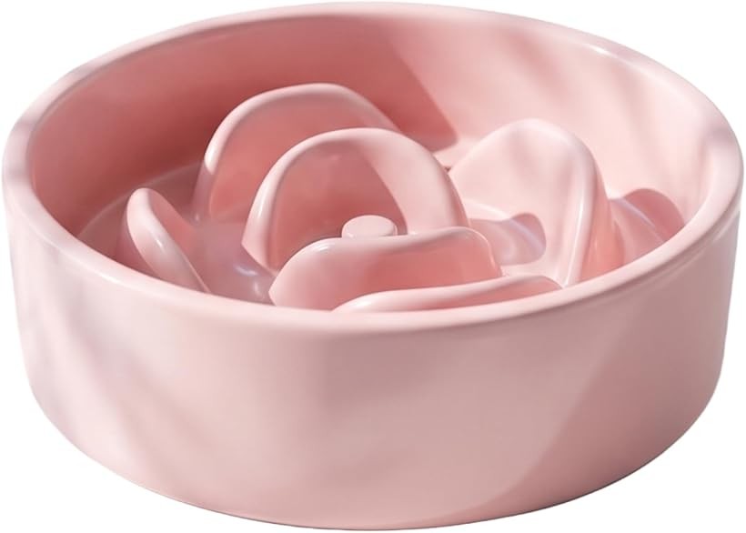 バリエーションコード : 2bk2vfg3y2商品コード2bk21wu8oj商品名早食い防止 食器 陶器 犬 猫 セラミック ゆっくり食べる エサ皿 ペットボウルブランドmoseyカラーピンクサイズ等S「ペットの健やかな食習慣をサポートする形状」器の内部に施された花びらのような立体的な構造がフードを適度に分散させます。これにより一口の量を自然にコントロールし、ゆっくりと時間をかけた食事を促します。日常的な早食いや丸飲みを防ぐことで吐き戻しや胃への負担といったトラブルのリスクを減らし、健康的な食生活へと導きます。「清潔さを保ちやすいこだわりの陶器素材」毎日口に触れるものだからこそ、1260度の高温でしっかりと焼き上げたセラミック素材を採用しました。表面がとてもなめらかで傷がつきにくいため雑菌の繁殖を抑えられます。フードの汚れやにおいも残りにくく水洗いだけでもサッと汚れを落とせます。毎日の片付けの手間を減らし常に衛生的な状態を保てます。「毎日の食事を支える安定感と使いやすさ」厚みを持たせた丈夫な作りと陶器ならではの適度な重みにより、食事中も器がズレたり倒れたりしにくい設計です。空間に馴染むおしゃれなデザインも魅力の一つ。超小型犬から小型犬向けのSサイズと小型犬から中型犬向けのMサイズの2種類を展開しています。「サイズ」(S) 直径：13cmx高さ：4cm　(M) 直径：15.5cmx高さ：4cm　＊ お客様のご使用のモニターや部屋の照明・日光の当たり具合などにより実際の色味と異なって見える場合がございます。＊ 寸法は平置き採寸となっており個体差がございます。＊ 画像はイメージとなり、生産時期等により細部のデザインが異なる場合がございます。予めご了承ください。＊ 画像の本体以外の装飾品・備品は含まれません。※ 他ネットショップでも併売しているため、ご注文後に在庫切れとなる場合があります。予めご了承ください。※ 品薄または希少等の理由により、参考価格よりも高い価格で販売されている場合があります。ご注文の際には必ず販売価格をご確認ください。※ 沖縄県、離島または一部地域の場合、別途送料の負担をお願いする場合があります。予めご了承ください。※ お使いのモニタにより写真の色が実際の商品の色と異なる場合や、イメージに差異が生じることがあります。予めご了承ください。※ 商品の詳細（カラー・数量・サイズ 等）については、ページ内の商品説明をご確認のうえ、ご注文ください。※ モバイル版・スマホ版ページでは、お使いの端末によっては一部の情報が表示されないことがあります。すべての記載情報をご確認するには、PC版ページをご覧ください。