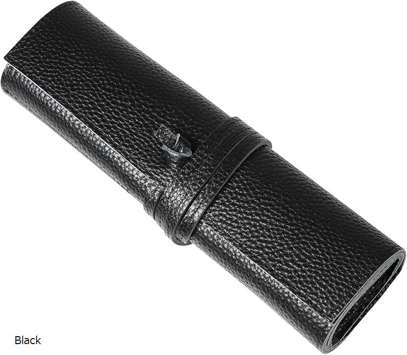 バリエーションコード : 2bjvjro81x商品コード2bj1pn534f商品名ロールペンケース 本革 ブラック RPC-02 BlackブランドATELIER WEISS（アトリエワイス）カラーBlack「上質な素材で作るスタイリッシュなペンケース」天然牛革の柔らかい部分を使用したスタイリッシュなロールペンケース。使い込むことでさらに柔らかくなり、手になじんでいきます。さらに耐久性を向上させる加工を行っているため経年劣化に強く、長く愛着を持ってお使いいただけます。「あなたの大切なペンコレクションをスマートに整理収納」ペンや文房具をポケットに固定できるペンケース。ペン同士がぶつからないので高級万年筆、製図用シャープペンシルなどの大切なペンの保管に最適。また、ペンケースを広げた時にどのペンがどこにあるのか一目でわかるので作業効率がアップします。「ロールペンケースの悩みを解消」気が付くとロールペンケースの中から飛び出したペンがバッグの中にペンが散乱、こんな経験ありませんか？本製品は独自の改良を加え、ペンを抑えるフラップ部分を少し長めにしています。これによりペンケースからペンが飛び出しにくくなっています。「こんな方へおすすめ」お気に入りのペンと大切な時間をゆったりと過ごしたい方、学習や製図など複数の種類のペンを頻繁に持ち替える方などにおすすめです。高級万年筆やボールペンなど大切なペンの保管、製図用シャープペンシルなど先の曲がりやすいペンの保管、筆などの画材の保管、化粧道具の保管などをお考えの方へ。「ギフトボックス付きでプレゼントにも」専用化粧箱に入れてお届けします。成人祝い、誕生日、父の日、母の日、バレンタインデー、ホワイトデー、クリスマスなどギフトやプレゼントにもおすすめです。「革製品に刻まれた本物の証」本製品には本牛革の最表面の皮を使用しております。そのため動物が持っていた生きた証が残っています。商品1つ1つ異なる表情としてお楽しみいただけると幸いです。「血筋」皮膚の下にある血管が革表面に残ったものです。「トラ」皮を平らにならした時にできる色むら。「キズ」牛の喧嘩や虫さされによる痕。「シワ」体の良く動かす部分にはシワができることがあります。「商品詳細」〇素材：牛本革　〇サイズ：「広げた時」たて約19cmxよこ約28cm　「たたんだ時」たて約5.8cmxよこ約19cmx厚さ約3cm（ペンを入れる数によって変わります）　〇重さ：約86g　〇カラーバリエーション：ブラック、ブラウン　〇セット内容：本体、専用化粧箱 〇ブランド：ATELIER WEISS※ 他ネットショップでも併売しているため、ご注文後に在庫切れとなる場合があります。予めご了承ください。※ 品薄または希少等の理由により、参考価格よりも高い価格で販売されている場合があります。ご注文の際には必ず販売価格をご確認ください。※ 沖縄県、離島または一部地域の場合、別途送料の負担をお願いする場合があります。予めご了承ください。※ お使いのモニタにより写真の色が実際の商品の色と異なる場合や、イメージに差異が生じることがあります。予めご了承ください。※ 商品の詳細（カラー・数量・サイズ 等）については、ページ内の商品説明をご確認のうえ、ご注文ください。※ モバイル版・スマホ版ページでは、お使いの端末によっては一部の情報が表示されないことがあります。すべての記載情報をご確認するには、PC版ページをご覧ください。