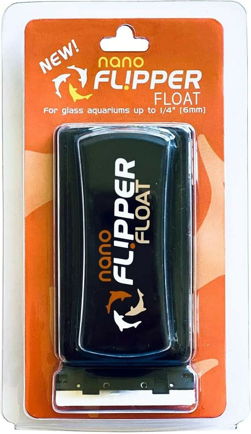 商品コード2b62gcgpnh商品名FLIPPER 浮くマグネットクリーナー Floating Flipper Nano 対応ガラス厚 6mm以内ブランドFL.PPERこすって、削って、ひっくり返して浮かべる：特許取得済みの両面マグネット式水槽ガラスクリーナーで、淡水または海水水槽を掃除しましょう。水槽の中に手を伸ばすことなく、スクラバーからスクレーパーに簡単に切り替えられます。大幅な時間短縮：2-in-1マグネット式水槽クリーナーは、毎日の掃除時間を半分に短縮します。厚さ6mm（1/4インチ）/容量25ガロンまでのガラス水槽に最適な水槽用アクセサリーです。フリッパー水槽ガラスクリーナー：この水槽用スクラバーは、最も頑固な石灰藻さえもきれいに落とします。フリッパー水槽ガラスクリーナーマグネットスクラバーは、驚異的な洗浄力を発揮する希土類磁石を使用しています。浮遊式水槽アクセサリー：フリッパー浮遊式水槽クリーナーは、淡水または海水水槽に必要な最後の水槽用マグネットガラスクリーナーツールです。石のように沈むのではなく、水面に浮かびます。理想的なクリーナー：当社の水槽用藻類除去剤は、趣味で魚を飼育する方にもプロの方にも最適な選択肢です。水槽を非常に効率的に洗浄し、水生生物にとって清潔な環境を確保します。※ 他ネットショップでも併売しているため、ご注文後に在庫切れとなる場合があります。予めご了承ください。※ 品薄または希少等の理由により、参考価格よりも高い価格で販売されている場合があります。ご注文の際には必ず販売価格をご確認ください。※ 沖縄県、離島または一部地域の場合、別途送料の負担をお願いする場合があります。予めご了承ください。※ お使いのモニタにより写真の色が実際の商品の色と異なる場合や、イメージに差異が生じることがあります。予めご了承ください。※ 商品の詳細（カラー・数量・サイズ 等）については、ページ内の商品説明をご確認のうえ、ご注文ください。※ モバイル版・スマホ版ページでは、お使いの端末によっては一部の情報が表示されないことがあります。すべての記載情報をご確認するには、PC版ページをご覧ください。便利なフロート機能が加わりました。 FLIPPER　浮くマグネットクリーナー　Floating　Flipper　Nano 対象 ガラス水槽専用（ガラス厚3－6mm） 特長 ＊1つで2つの掃除方法を行うことができるマグネットクリーナーです。＊水槽面を広くクリーニングする面と、硬い汚れを掃除するブレード面があります。＊ブレード面にはステンレスブレードが装着できます。＊ステンレスブレードは硬い石灰藻の清掃にも効果的です。＊フローティング機能も備えており、水槽内で磁石が離れてしまっても沈むことなく水槽内のマグネットが浮きますので容易に回収することができます。数量 1個 サイズ（約） 外寸：幅47x奥行き90mm 生産国 中国 ご使用方法 ＊傷が付かないか、万一傷が付いてもいい場所で確認してから使用してください。