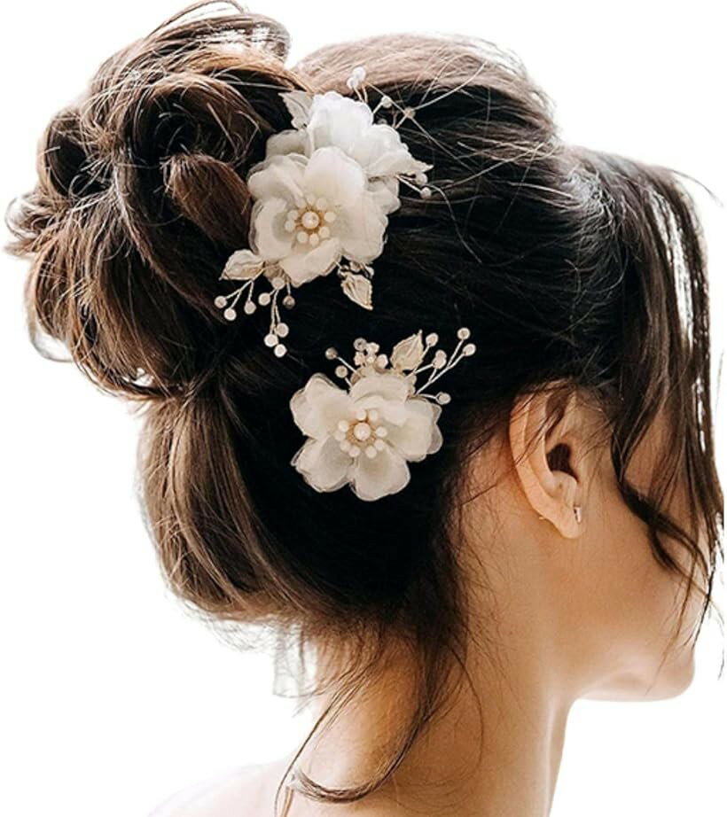 バリエーションコード : 2buod4f4dq商品コード2buodop4sq商品名髪飾り ヘアアクセサリー 結婚式 ヘッドドレス ヘアピン パール 髪留め 花 お呼ばれ 発表会 コーム まとめ髪 パーティー ヘアアレンジブランドTIGLOSSカラーゴールド製品サイズ：長さ約12cmx幅約7cm/重さ約20g　・素材：パール、ワイヤー、シフォン「選べる2タイプ」ローズゴールドとパールシルバーのフラワーモチーフの髪飾り。着物やドレスに合う髪にクリップで挟んだり、コームを挿すだけで簡単にヘアアレンジが出来ます。ワイヤー部分は指で動きをつけてお好みの形に整えれます。サイド、シニヨンなど付ける位置を変えることで華やかなイメージを変えることができます。アップスタイルや一つ結びの三つ編みスタイルでも抜群の相性であなたの魅力を引き立てます。「細部にまでこだわった造り」職人の技によって作られた丁寧な造りの高品質なヘアアクセサリー。シフォンの白花とローズゴールド葉っぱが可愛い。繊細で優しい印象は残しつつ、上品でエレガントな雰囲気を醸し出してくれます。キラキラとした輝きを放ち、高級感もありシンプルかつ飽きの来ないデザイン。イベントやパーティー、セレモニーやお呼ばれなどで重宝する派手すぎない清楚で落ち着いた上品な大人可愛いデザイン。「様々なシーンのアクセントとして」結婚式や披露宴、ウェディングフォトなどのブライダルシーンはもちろんの事、入園式・入学式・卒園式・卒業式・成人式・発表会など、浴衣、振袖、留袖、着物、訪問着など洋装、和装問わず様々な場面でお使い頂けます。流行やデザインに左右されず、年代問わずお使い頂けます。「プレゼントにも嬉しいクロス付き」大切な方への贈り物、自分へのご褒美としてもお使い頂けます様、メンテナンスクロス付きです。商品の高級感とエレガントさを損なわない仕上がりとなっております。※ 他ネットショップでも併売しているため、ご注文後に在庫切れとなる場合があります。予めご了承ください。※ 品薄または希少等の理由により、参考価格よりも高い価格で販売されている場合があります。ご注文の際には必ず販売価格をご確認ください。※ 沖縄県、離島または一部地域の場合、別途送料の負担をお願いする場合があります。予めご了承ください。※ お使いのモニタにより写真の色が実際の商品の色と異なる場合や、イメージに差異が生じることがあります。予めご了承ください。※ 商品の詳細（カラー・数量・サイズ 等）については、ページ内の商品説明をご確認のうえ、ご注文ください。※ モバイル版・スマホ版ページでは、お使いの端末によっては一部の情報が表示されないことがあります。すべての記載情報をご確認するには、PC版ページをご覧ください。