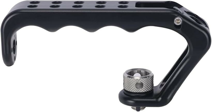 商品コード2b2vlhvgsn商品名3/8 -16 ARRI規格 トップハンドル グリップ 汎用 撮影ハンドルグリップ コールドシュー-536ブランドNICEYRIG「人間工学に基づいたデザイン」 Niceyrig Arri 位置決めトップ ハンドル 536 は、ローアングル撮影およびスポーツ撮影時に便利な操作するよう設計されています。グリップ部には力が掛けやすく手にフィットする波型形状のグリップです。「安定性」一体成形のため、各パーツをしっかりと固定できるハンドルです。そして、製品は全体的に削り出すから、精度が高く、緩みにくいです。また、ハンドルの末端には特別に設計された端に突起があり、落下の恐れがないし、安心してお使いいただけます。「拡張性抜群」3/8 -16取り付けネジとARRI位置決めピンを備えています。カメラライト、フラッシュ、マイクや外部モニターなどカメラ汎用のアクセサリーを取り付けられます。拡張性の高いハンドルです。「使いやすい」ノブネジでケージとハンドルを素早く着脱できます。（レンズと一致する方向にハンドルを装着できるし、レンズと逆の方向にも装着できます。）水平方向に撮影が簡単、ローアングル撮影と長時間撮影も楽になります。「アルミニウム合金制」アルミニウム合金材料でCNC加工仕上がりしたハンドルです。素材となるアルミ合金は非常に軽量なうえにソリッドで、耐食性も良好です。美しいデザインと強度を維持しながら、軽量で安全、カメラリグに合わせて拡張可能です。※ 他ネットショップでも併売しているため、ご注文後に在庫切れとなる場合があります。予めご了承ください。※ 品薄または希少等の理由により、参考価格よりも高い価格で販売されている場合があります。ご注文の際には必ず販売価格をご確認ください。※ 沖縄県、離島または一部地域の場合、別途送料の負担をお願いする場合があります。予めご了承ください。※ お使いのモニタにより写真の色が実際の商品の色と異なる場合や、イメージに差異が生じることがあります。予めご了承ください。※ 商品の詳細（カラー・数量・サイズ 等）については、ページ内の商品説明をご確認のうえ、ご注文ください。※ モバイル版・スマホ版ページでは、お使いの端末によっては一部の情報が表示されないことがあります。すべての記載情報をご確認するには、PC版ページをご覧ください。