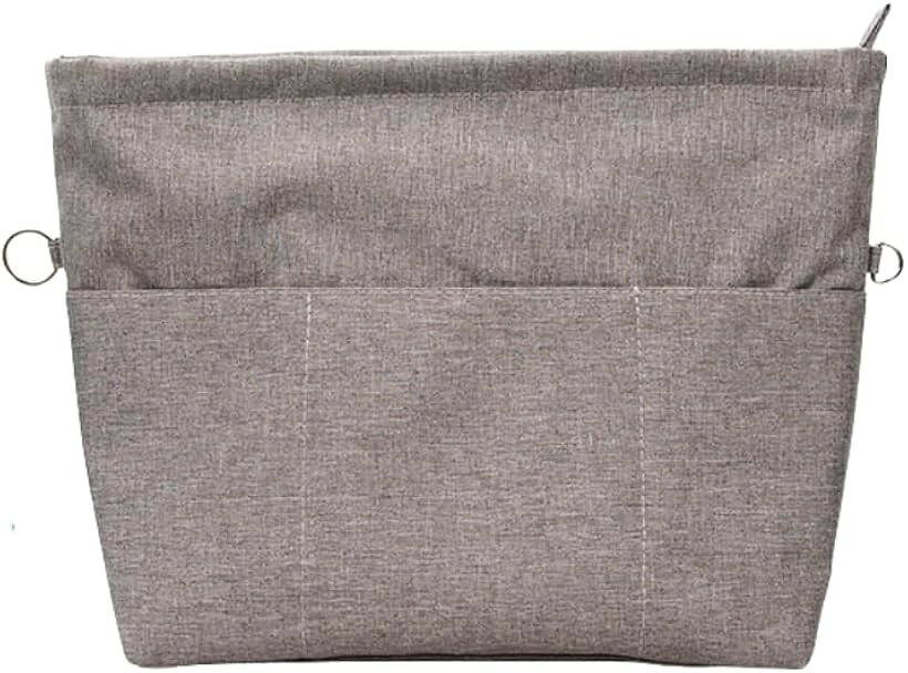 バリエーションコード : 2br1rpkk3p商品コード2br1rn64rp商品名バッグインバッグ 大きめ A4対応 自立 軽量 トートバッグ用 インナーバッグ 仕切り オーガナイザーブランドYourKitカラーグレー「自立設計で美しい収納力」超軽量オックスフォード素材を採用し、程よい自立性で型崩れを防止。単体でもしっかり立ち、バッグの中でも形を整え、持ち物をスマートに収納できる実用性の高い設計です。「12仕切りで一目瞭然の整理力」細かく分かれた12の仕切りがバッグの中身をすっきり整理。必要な物を瞬時に見つけて取り出せるため、忙しい日常でも快適に使える効率的な収納力を実現します。「ファスナー仕様で安心の防犯性」上部をしっかり閉じられるファスナー付きで中身を外から見えにくくし、防犯面でも安心感をプラス。移動中に倒れても小物が落ちにくく、使い勝手の良さを高めます。「軽量薄型でバッグ交換も簡単」必要な持ち物をまとめて収納できるため、そのまま別のバッグへスムーズに入れ替え可能。防水素材で通勤や旅行など幅広いシーンで活躍し、荷物管理を効率化します。「型崩れを防ぐ安定感ある設計」適度な硬さと軽さを兼ね備えた素材でバッグの形を美しくキープ。単体でも自立しやすく、収納時も内部を整えながら使える機能的なバッグインバッグです。「商品サイズ」35cm x 25.5cm x 11cm※ 他ネットショップでも併売しているため、ご注文後に在庫切れとなる場合があります。予めご了承ください。※ 品薄または希少等の理由により、参考価格よりも高い価格で販売されている場合があります。ご注文の際には必ず販売価格をご確認ください。※ 沖縄県、離島または一部地域の場合、別途送料の負担をお願いする場合があります。予めご了承ください。※ お使いのモニタにより写真の色が実際の商品の色と異なる場合や、イメージに差異が生じることがあります。予めご了承ください。※ 商品の詳細（カラー・数量・サイズ 等）については、ページ内の商品説明をご確認のうえ、ご注文ください。※ モバイル版・スマホ版ページでは、お使いの端末によっては一部の情報が表示されないことがあります。すべての記載情報をご確認するには、PC版ページをご覧ください。