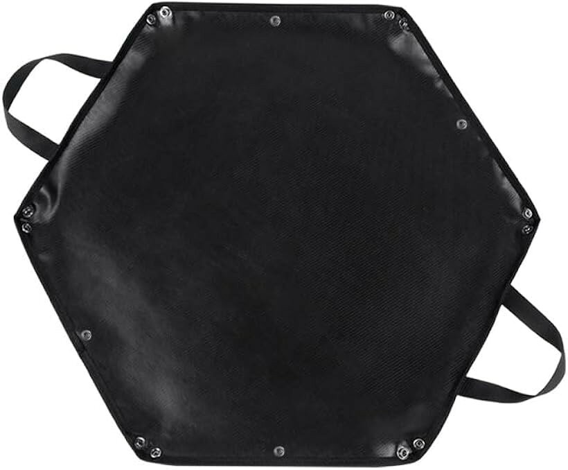 バリエーションコード : 2b9t2gtdnf商品コード2b9tjr23ds商品名焚き火 シート スパッタ シート キャンプ バーベキュー アウトドア 難燃 耐熱 芝生 薪 ストーブブランドノーブランド品サイズ等大焚き火やバーベキューを安全に楽しむために活躍する焚き火シートは、耐熱性に優れ、火の粉や炭の落下による焦げを防ぎます。火災リスクの低減にも役立つ安心設計で、キャンプやアウトドアでの焚き火をより安全にサポートします。生地の両面には耐熱シリコン加工が施されており、素手で触れても滑らかな手触りで扱いやすく、ガラス繊維特有の不快感はありません。焚き火台の下に敷くことで地面を保護し、芝生やウッドデッキを傷めにくくします。ソロキャンプからファミリーキャンプまで幅広く活用できるアイテムです。本体にはサイド部分にスナップボタンを備えており、立ち上げることで灰や炭が周囲に飛び散るのを防ぎます。片付け時も散らばった灰をまとめやすく、撤収作業をスムーズに行えます。雨天時のテント内では薪ストーブの煙突から落ちる雨水を受け止める役割も果たし、グランドシートの濡れを防ぐ補助としても使用可能です。焚き火時に水を張ることで遮熱性が高まり、芝生や下地への熱ダメージも抑えられます。様々なアウトドアシーンで多機能に活用できる便利な設計です。六角形のシートデザインは安定感があり、焚き火台や薪ストーブの下にしっかりと設置できます。薪を置いたり、小型のストーブを載せたりと使い勝手の良さが魅力です。折りたたみ可能な構造で、収納時はコンパクトサイズにまとめられます。付属の巾着式収納袋に入れれば持ち運びも容易で、荷物の多いキャンプでも省スペースで持参可能です。軽量で取り扱いやすく、アウトドア初心者から経験者まで幅広い層におすすめできるアイテムです。持ち手付きデザインにより、焚き火シートとしてだけでなく、薪やキャンプギアの運搬にも活用できます。キャンプ場で薪を集めたり運んだりする際に便利で、荷物整理や収納にも役立ちます。収納袋と合わせて使用することで、車載時や自宅保管時にも省スペースに収まります。キャンプ場やバーベキュー会場、公園でのアウトドア活動など、様々なシーンで活躍する多用途な設計が特徴です。機能性と携帯性を両立し、アウトドアライフをサポートします。サイズはソロキャンプ向けからファミリーキャンプ向けまで選択肢があり、使用人数や焚き火台のサイズに合わせた選定が可能です。BBQ、薪ストーブ、ウッドストーブ、キャンプファイヤーなど多彩な場面に対応します。地面への熱の影響を抑えつつ、灰の散乱も防ぎ、アウトドアの快適さを高めます。収納・運搬・片付けのしやすさまで考慮された設計により、初心者からベテランまで幅広く活用されています。快適で安心感のあるアウトドア時間をサポートするアイテムです。※ 他ネットショップでも併売しているため、ご注文後に在庫切れとなる場合があります。予めご了承ください。※ 品薄または希少等の理由により、参考価格よりも高い価格で販売されている場合があります。ご注文の際には必ず販売価格をご確認ください。※ 沖縄県、離島または一部地域の場合、別途送料の負担をお願いする場合があります。予めご了承ください。※ お使いのモニタにより写真の色が実際の商品の色と異なる場合や、イメージに差異が生じることがあります。予めご了承ください。※ 商品の詳細（カラー・数量・サイズ 等）については、ページ内の商品説明をご確認のうえ、ご注文ください。※ モバイル版・スマホ版ページでは、お使いの端末によっては一部の情報が表示されないことがあります。すべての記載情報をご確認するには、PC版ページをご覧ください。「ご使用時のご注意」本製品にはガラス繊維素材を使用しています。素材の特性上、表面に微細なガラス繊維の先端が露出している場合がございます。ケガや違和感を防ぐため、表示の有無にかかわらず、素手で直接触れないようご注意ください。万が一、ガラス繊維が皮膚に刺さり、痛みや違和感が続く場合は、速やかに医療機関の診察・処置を受けてください。