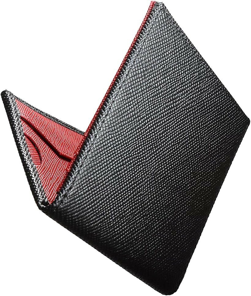 バリエーションコード : 2b62uu5ggq商品コード2b640vsvqc商品名二つ折り財布 軽量 メンズ 人気 本革 キャッシュレス化対応 小さい 財布 ワインレッド BAブランドC two Qカラー12.ワインレッド・「商品開発」キャッシュレス決済のポイント還元制度やスマホ決済の普及など様々な施策のもと、次第に「キャッシュレス化」が浸透して参りました。それに伴い、財布のあり方も変化していかなければなりません。将来、キャッシュレス化が実現された社会においては、財布は無くなっているかもしれません。そんな時代への橋渡しとして、今の時代にマッチした財布作りに取り組みました。・「コンセプト」自分で使いたい財布、友人や家族へのプレゼントとしてもとても喜ばれる財布を目指して設計いたしました。(1)スタイリッシュデザイン (2)コンパクト設計 (3)機能性の充実 (4)素材のこだわり (5)縫製品質へのこだわり・「特徴」＜お札入れ＞一見マネークリップのような形状に見えますが、独自の設計により、お札に折り目がつかず出し入れがとてもスムーズです。スマートなアクションでのお札出しをお約束いたします。＜交通系ICカード専用ポケット＞ICカードの受信を容易にするため、財布の一番外側に設計いたしました。取り出しやすくするため、カード入れの下部にはカード押し出し用のスリットを設けております。このスリットがあるカードポケットは見た目が良くないため、お札でカードポケットがかくれるような設計といたしました。＜素材＞生地は全て本革（牛革）を使用しております。本革ならではの質感や香りもお楽しみいただけます。長くお使いいただければさらに味わい深さが増します。＜薄さへのこだわり（PLUSのみ）＞2つあるボタン位置をずらすことにより更なる薄さを実現いたしました。＜劣化の軽減（PLUSのみ）＞小銭入れ内部の生地も本革を使用し、傷みやすい内部も長くご使用いただけます。＊ 意匠権登録 第1655473 意匠権登録 第1655474・「仕様」＊BASICタイプ（小銭入れなし）縦10cm/横10cm/厚さ8mm /重さ65g＊PLUSタイプ（小銭入れあり）縦10cm/横10cm/厚さ15mm /重さ90g ＊本商品はご購入してそのままプレゼントとしてもご利用いただけるよう化粧箱にお入れしてお届けいたします。お誕生日、入学、卒業、就職、父の日などのプレゼントにもご利用いただけます。・本商品は、 ISO9001 / ISO14001 / BS OHSHAS 18001 / SA800の認証を持つ工場にて厳しい品質管理もと製造しております。CtwoQは日本のブランドです。ご安心してお使いください。※ 他ネットショップでも併売しているため、ご注文後に在庫切れとなる場合があります。予めご了承ください。※ 品薄または希少等の理由により、参考価格よりも高い価格で販売されている場合があります。ご注文の際には必ず販売価格をご確認ください。※ 沖縄県、離島または一部地域の場合、別途送料の負担をお願いする場合があります。予めご了承ください。※ お使いのモニタにより写真の色が実際の商品の色と異なる場合や、イメージに差異が生じることがあります。予めご了承ください。※ 商品の詳細（カラー・数量・サイズ 等）については、ページ内の商品説明をご確認のうえ、ご注文ください。※ モバイル版・スマホ版ページでは、お使いの端末によっては一部の情報が表示されないことがあります。すべての記載情報をご確認するには、PC版ページをご覧ください。