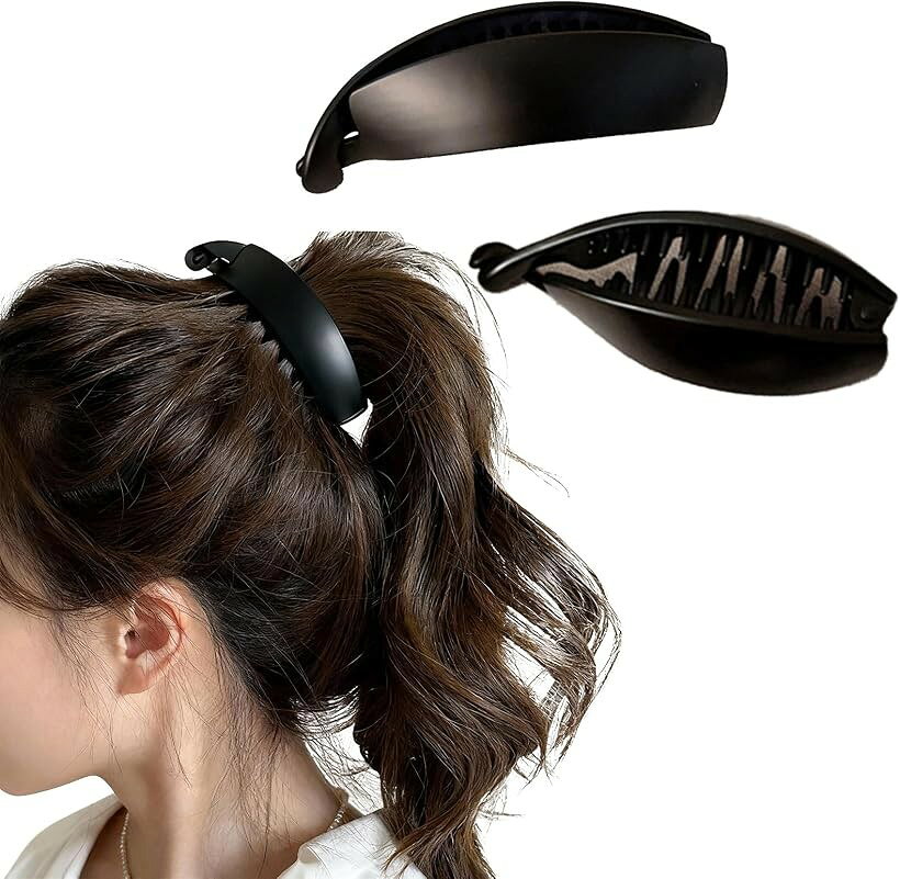 商品コード2buli1uhtn商品名バナナクリップ 大きめ 多毛対応 しっかりホールド 超軽量 ヘアクリップ 2個セット 上品 シンプル マットブラック ヘアアクセサリー レディース まとめ髪ブランドAlpha Depotカラーブラック「多毛でも崩れにくい安心設計」髪を上下からしっかり包み込む縦型バナナクリップ構造でホールド力が高く通勤や外出中もズレにくく安心して使えます。「大人のきちんと感を高めるマット質感」マットブラックの落ち着いた質感が光を抑えて高級感を演出しビジネスシーンやきれいめカジュアルにも自然に馴染みます。「後頭部をすっきり整えるスリムカーブ設計」頭の丸みに沿う縦長フォルムがボリュームを抑えつつ美しいシルエットをつくり上品な後ろ姿に導きます。「ワンタッチで大人ヘアが完成」ポニーテールやラフアップを挟むだけで整えられるため忙しい朝や移動前の身だしなみ直しにも最適で実用性抜群です。「製品仕様」縦挟み式バナナクリップ／長さ約9.5cm／材質：PC樹脂／表面：マットブラック※ 他ネットショップでも併売しているため、ご注文後に在庫切れとなる場合があります。予めご了承ください。※ 品薄または希少等の理由により、参考価格よりも高い価格で販売されている場合があります。ご注文の際には必ず販売価格をご確認ください。※ 沖縄県、離島または一部地域の場合、別途送料の負担をお願いする場合があります。予めご了承ください。※ お使いのモニタにより写真の色が実際の商品の色と異なる場合や、イメージに差異が生じることがあります。予めご了承ください。※ 商品の詳細（カラー・数量・サイズ 等）については、ページ内の商品説明をご確認のうえ、ご注文ください。※ モバイル版・スマホ版ページでは、お使いの端末によっては一部の情報が表示されないことがあります。すべての記載情報をご確認するには、PC版ページをご覧ください。