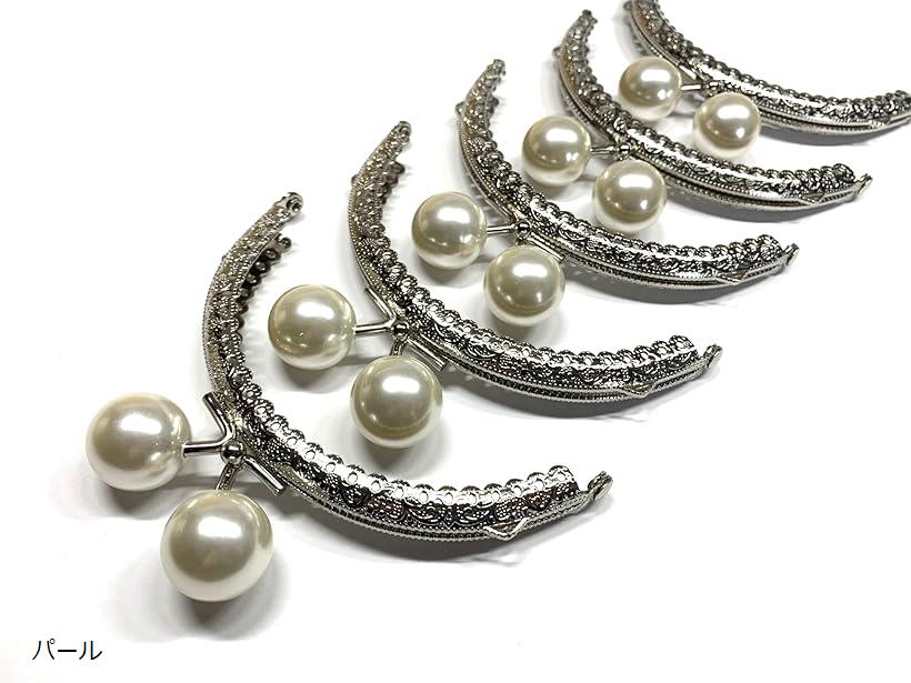 バリエーションコード : 2b9ph4x1xd商品コード2b9ph6luhr商品名がま口 10.5cm 丸型 5個セット 口金 あめ玉 シルバー ハンドメイド リメイク バッグ ポーチ 材料 DIYブランドand.Aカラーパールサイズ　：10.5cm口金の色：シルバーあめ玉は存在感のある20mm。和風・洋風とがま口バッグのデザインの幅が広がります。パチンと閉まる音と感触が気持ち良いです。デニム生地やレース、フェルト、ニット、レース編み、和柄もよく合います。着物や帯でリメイクするのも楽しいですね。※ 他ネットショップでも併売しているため、ご注文後に在庫切れとなる場合があります。予めご了承ください。※ 品薄または希少等の理由により、参考価格よりも高い価格で販売されている場合があります。ご注文の際には必ず販売価格をご確認ください。※ 沖縄県、離島または一部地域の場合、別途送料の負担をお願いする場合があります。予めご了承ください。※ お使いのモニタにより写真の色が実際の商品の色と異なる場合や、イメージに差異が生じることがあります。予めご了承ください。※ 商品の詳細（カラー・数量・サイズ 等）については、ページ内の商品説明をご確認のうえ、ご注文ください。※ モバイル版・スマホ版ページでは、お使いの端末によっては一部の情報が表示されないことがあります。すべての記載情報をご確認するには、PC版ページをご覧ください。