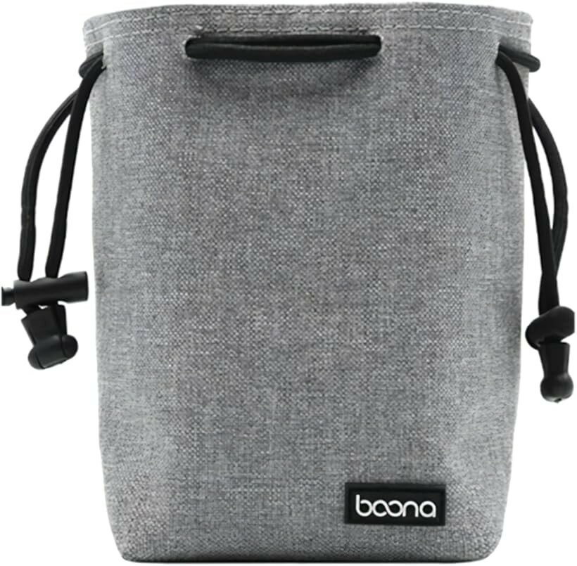 バリエーションコード : 2busxwk42c商品コード2busxwidn4商品名カメラポーチ 巾着ポーチ 一眼レフ コンデジ カメラバック カメラケース 収納 防水ブランドazumafyカラーグレーサイズ等Sサイズ「カメラ収納＆保護」一眼レフやミラーレスカメラの持ち運びに最適な、巾着タイプのカメラ収納ポーチです。開け閉めが簡単で、必要なときにサッとカメラを取り出せます。また、コードストッパーが付いているため、口をしっかりと閉じることができ、持ち運び時のカメラの飛び出しを防ぎます。シンプルながらも機能性を備えたデザインで、どんなシーンでも使いやすい便利なアイテムです。「保護設計」このポーチは、大切なカメラを衝撃や水滴、ホコリからしっかり保護できるよう設計されています。外側には撥水性に優れたオックスフォード生地や防水生地を採用。内側にはカメラ本体を優しく包み込む柔らかな起毛素材の裏地や、下に敷かれたクッション性のある厚手クッションとの二重構造になっており、しっかりと機材を保護します。「使いやすいデザイン」シンプルで飽きの来ないデザインに、機能性も抜群。ポーチの内側に2つの小物用ポケットがついておりバッテリーやSDカード、レンズキャップなど収納でき持ち運びにも便利です。さらに豊富なサイズバリエーションをご用意。S，M，Lの3サイズからご自身のカメラに合わせてお選びいただけます。「商品詳細」サイズ：Sサイズ：横幅10cmx奥行10cmx高さ16.5cm Mサイズ：横幅15cmx奥行10cmx高さ21cm Lサイズ：横幅17cmx奥行12cmx高さ24cm 素材：オックスフォード生地、　カラーバリエーション：ブラック、グレー、　用途：旅行やレジャー、運動会や学校行事など様々な場所で活躍。※ 他ネットショップでも併売しているため、ご注文後に在庫切れとなる場合があります。予めご了承ください。※ 品薄または希少等の理由により、参考価格よりも高い価格で販売されている場合があります。ご注文の際には必ず販売価格をご確認ください。※ 沖縄県、離島または一部地域の場合、別途送料の負担をお願いする場合があります。予めご了承ください。※ お使いのモニタにより写真の色が実際の商品の色と異なる場合や、イメージに差異が生じることがあります。予めご了承ください。※ 商品の詳細（カラー・数量・サイズ 等）については、ページ内の商品説明をご確認のうえ、ご注文ください。※ モバイル版・スマホ版ページでは、お使いの端末によっては一部の情報が表示されないことがあります。すべての記載情報をご確認するには、PC版ページをご覧ください。