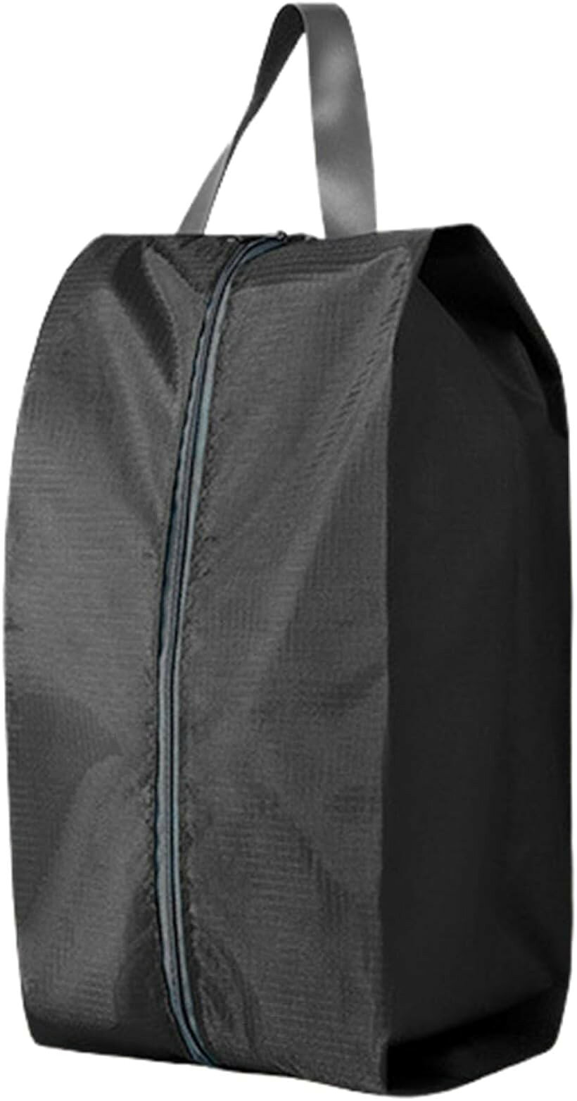 商品コード2bk2krycrq商品名シューズバッグ シューズケース 靴入れ シューズ袋 軽量 男女兼用 スポーツ ゴルフ 旅行 出張 アウトドア 上履き収納ブランドAnMISTカラーブラックサイズ等Mサイズ＊ 靴の持ち運びや収納に便利 シューズをまとめて収納でき、スポーツや旅行、出張などで靴を持ち運ぶ際に活躍します。＊ Mサイズ Mサイズでスニーカーやスポーツシューズなど幅広く使用できます。＊ 軽量で持ち運びやすい 荷物に加えても負担になりにくく、旅行やスポーツ、ゴルフなど様々なシーンで便利です。＊ 靴と他の荷物を分けて収納 バッグやスーツケースの中で靴を分けて収納でき、荷物をすっきり整理できます。＊ 男女問わず使いやすいシンプルデザイン ブラックのシンプルなデザインで、日常使いからスポーツ、旅行まで幅広く活用できます。※ 他ネットショップでも併売しているため、ご注文後に在庫切れとなる場合があります。予めご了承ください。※ 品薄または希少等の理由により、参考価格よりも高い価格で販売されている場合があります。ご注文の際には必ず販売価格をご確認ください。※ 沖縄県、離島または一部地域の場合、別途送料の負担をお願いする場合があります。予めご了承ください。※ お使いのモニタにより写真の色が実際の商品の色と異なる場合や、イメージに差異が生じることがあります。予めご了承ください。※ 商品の詳細（カラー・数量・サイズ 等）については、ページ内の商品説明をご確認のうえ、ご注文ください。※ モバイル版・スマホ版ページでは、お使いの端末によっては一部の情報が表示されないことがあります。すべての記載情報をご確認するには、PC版ページをご覧ください。
