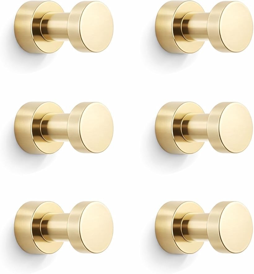 商品コード2br9r9ipwi商品名真鍮製 ウォールフック ネジ固定 6個セット 小型 収納フック 洗面所 浴室 玄関 キッチン対応 約20x31mmブランドエイタイルカラーゴールド「ガッチリ固定で安心」 ネジ留めタイプのウォールフックだから、壁やドアにしっかり固定。落下やズレの心配が少なく、洗面所・浴室・玄関など毎日使う場所でも心配なく使えます。「水回りでも頼れる」 洗面所や浴室にも対応しやすい設計。タオル・小物・掃除用品などを掛けて、収納スペースを手軽に増設できます。限られた空間を有効活用。「上質ゴールドで格上げ」 真鍮素材xゴールドカラーで、高級感と清潔感を両立。実用品でありながら、インテリアのアクセントとしても映えるデザインです。「掛けやすさ重視の形状」 サッと掛けられるフック形状。タオルや衣類、バッグ、鍵などをワンアクションで掛け外しでき、日常使いのストレスを軽減します。「暮らしにフィットする汎用性」 洗面所・キッチン・玄関・クローゼットなど、場所を選ばず活躍。収納・整理・動線改善を同時に叶える万能ウォールフックです。「6個セットでまとめて解決」 同一デザインの6個セットだから、複数箇所を一気に統一。見た目もスッキリ揃い、コスパ重視の方にもおすすめ。「長く使える真鍮素材」 耐久性に優れた真鍮製。日常使用でも劣化しにくく、長期間お使いいただけます。「サイズ」 1個あたりサイズ：約20x31mm。コンパクトながら実用性十分。設置前にサイズ感をイメージしやすく、購入後のミスマッチを防止します。＊カラー：ゴールド ＊セット内容：ウォールフックx6 ＊モニター環境により色味が異なる場合があります※ 他ネットショップでも併売しているため、ご注文後に在庫切れとなる場合があります。予めご了承ください。※ 品薄または希少等の理由により、参考価格よりも高い価格で販売されている場合があります。ご注文の際には必ず販売価格をご確認ください。※ 沖縄県、離島または一部地域の場合、別途送料の負担をお願いする場合があります。予めご了承ください。※ お使いのモニタにより写真の色が実際の商品の色と異なる場合や、イメージに差異が生じることがあります。予めご了承ください。※ 商品の詳細（カラー・数量・サイズ 等）については、ページ内の商品説明をご確認のうえ、ご注文ください。※ モバイル版・スマホ版ページでは、お使いの端末によっては一部の情報が表示されないことがあります。すべての記載情報をご確認するには、PC版ページをご覧ください。