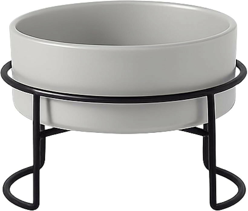 バリエーションコード : 2bkinp6o68商品コード2bkinv12wp商品名フードボウル 犬 猫 陶器 餌入れ 水飲み スタンド付き アイアン製 取り外し お手入れ簡単 ペット食器ブランドPawspickカラーグレーサイズ等L (直径20.5cm)「セット内容」セラミックボウル1個＋アイアンスタンド1台。SS・S・M・Lの4サイズ、ホワイト・グレー・ブラックの3色から選べます。「食べやすい高さ設計」脚付きスタンドでボウルを持ち上げ、自然な姿勢で食事・水分補給をサポート。吐き戻しや首・腰への負担軽減にも配慮しました。「高温焼成セラミック」約1260℃で焼き上げた丈夫なセラミック製。傷がつきにくく、におい移りしにくいため、毎日清潔に使えます。「お手入れ簡単」ボウルは食洗機・電子レンジ対応。スタンドはサッと拭くだけで簡単にお手入れでき、毎日気持ちよく使えます。「インテリアになじむデザイン」北欧・韓国風のシンプルデザイン。リビングにも自然になじみ、犬・猫どちらにもおすすめです。※ 他ネットショップでも併売しているため、ご注文後に在庫切れとなる場合があります。予めご了承ください。※ 品薄または希少等の理由により、参考価格よりも高い価格で販売されている場合があります。ご注文の際には必ず販売価格をご確認ください。※ 沖縄県、離島または一部地域の場合、別途送料の負担をお願いする場合があります。予めご了承ください。※ お使いのモニタにより写真の色が実際の商品の色と異なる場合や、イメージに差異が生じることがあります。予めご了承ください。※ 商品の詳細（カラー・数量・サイズ 等）については、ページ内の商品説明をご確認のうえ、ご注文ください。※ モバイル版・スマホ版ページでは、お使いの端末によっては一部の情報が表示されないことがあります。すべての記載情報をご確認するには、PC版ページをご覧ください。1. 愛犬・愛猫の毎日の食事と水分補給に使える、セラミックボウルとアイアンスタンドがセットになった脚付きペット食器です。2. ボウルは1260℃の高温で焼き上げたセラミック製で、表面はなめらかな釉薬仕上げになっています。3. 適度な重さがあるため食事中に器が動きにくく、安定して使用できます。4. におい移りがしにくく、フード・水・ウェットフードなど用途を選びません。5. スタンドで床から少し持ち上げる構造のため、ペットが自然な姿勢で食事しやすい高さに保たれます。6. ボウルの縁は丸く滑らかに仕上げており、口当たりに配慮した形状です。7. 使用後はスタンドからボウルを外して、スポンジで簡単に洗えます。食器洗い乾燥機・電子レンジにも対応しています。8. SS・S・M・Lの4サイズ展開で、小型犬から中型犬、子猫から成猫まで体格に合わせて選べます。9. ホワイト・グレー・ブラックの3色から、お部屋の雰囲気や複数台での使い分けに合わせてお選びいただけます。10. マットな質感とシンプルなモノトーンカラーで、リビングや玄関に置いてもインテリアになじみ、新生活やお迎えのギフトにもおすすめです。