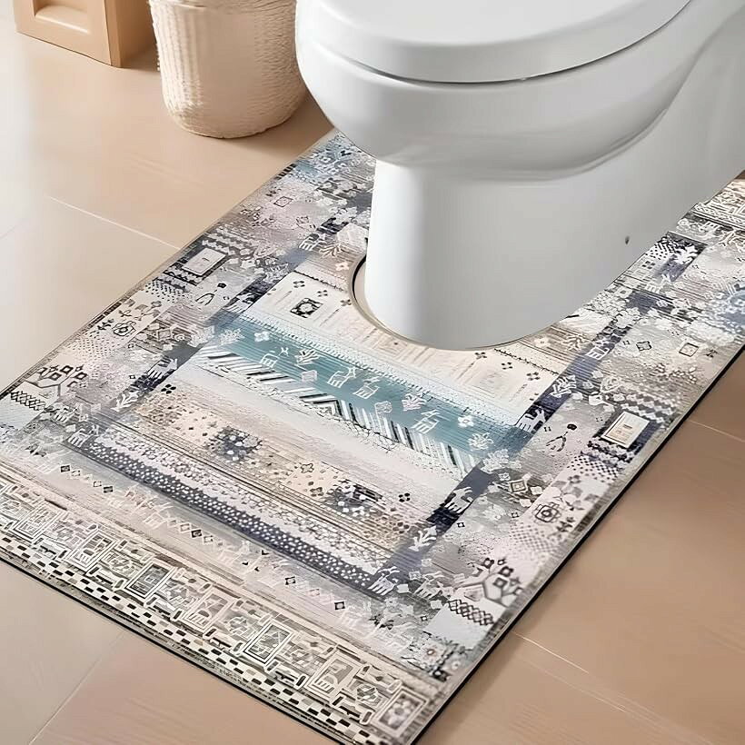 バリエーションコード : 2bki4tftnd商品コード2bki4jxfui商品名トイレマット U型 60x90cm 吸水速乾ブランドNYANDELMOカラーノルディック柄15サイズ等60x90cm「サイズ・バリエーション」U型トイレマット60x90cmの大判設計。インテリアに合わせて選べる、猫柄・ノルディック柄・民族風など全部で17種類のデザインバリエーションをご用意しております。家庭用トイレから商業施設まで幅広く使える汎用サイズです。「ベルベット調のやわらか素材」表面にはベルベットのようななめらかなマイクロファイバー素材を採用。なめらかで柔らかい質感が特徴で、見た目にも高級感のある仕上がりです。素足でも心地よく、トイレ空間を上質に演出します。「快適で暖かい踏み心地」厚みのある繊維構造により、足元をやさしく包み込むような快適な踏み心地です。冷たい床の不快感を軽減し、季節を問わず快適であたたかいトイレ空間を保ちます。「吸水性と速乾性で清潔をキープ」水分をすばやく吸収し、乾きやすい素材構造でいつでもサラッと快適。日常の水はねや湿気を抑え、清潔で使いやすい状態を維持します。「お手入れ簡単でいつでも清潔」洗濯機で丸洗い可能な設計で、繰り返し洗っても型崩れしにくい仕様です。乾きやすく日常のお手入れも簡単で、忙しい毎日でも手軽に清潔な状態を保てます。※ 他ネットショップでも併売しているため、ご注文後に在庫切れとなる場合があります。予めご了承ください。※ 品薄または希少等の理由により、参考価格よりも高い価格で販売されている場合があります。ご注文の際には必ず販売価格をご確認ください。※ 沖縄県、離島または一部地域の場合、別途送料の負担をお願いする場合があります。予めご了承ください。※ お使いのモニタにより写真の色が実際の商品の色と異なる場合や、イメージに差異が生じることがあります。予めご了承ください。※ 商品の詳細（カラー・数量・サイズ 等）については、ページ内の商品説明をご確認のうえ、ご注文ください。※ モバイル版・スマホ版ページでは、お使いの端末によっては一部の情報が表示されないことがあります。すべての記載情報をご確認するには、PC版ページをご覧ください。