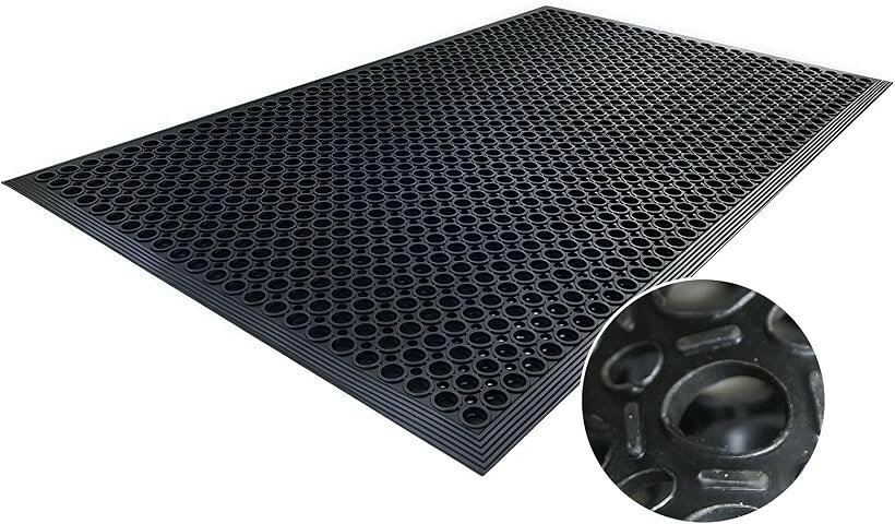バリエーションコード : 2bu0i2h34j商品コード2bu0i38o0f商品名ラバーマット 屋外用 極厚1.2cm 有孔 滑り止め 排水 防水 防泥 耐寒耐熱 業務用 玄関 駐車場 作業場 雨雪対応 抗菌加工 ゴムマットブランドQDSGMP-JPカラーブラックサイズ等長さ151cmx幅91cmx厚さ1.2cm「滑り止め＆安全設計」ダブル凹凸構造採用 0.5cmの立体凹凸パターン＋グリップ底面で、濡れた場所でも抜群の防滑性。高齢者施設でも採用され、転倒防止率が92%向上との声も。「雪・泥・砂を逃さないW穴加工構造」 大穴（約2.5cm）＋小穴（約1cm）の2層設計で、雪塊や泥、砂利まで徹底キャッチ。段差付き構造により、ゴミがすぐ落ちて溜まらない。「-30℃～+80℃対応。全天候型超耐久ゴム」 厳冬でも酷暑でも劣化しにくい高耐候素材を使用。5層構造により、変形や割れに強く、長く安心して使えます。「お手入れ簡単・高圧洗浄OK＆抗菌仕様」 水はけの良い空洞構造＆底面突起で水たまりを防止。抗菌加工により、カビや臭いも発生しにくく、いつでも清潔。「多用途対応：玄関・駐車場・作業場に最適」 厚さ1.2cmで安心感抜群。屋外・業務用としても活躍し、冬の雪対策、梅雨の泥除け、滑り止めなど、オールシーズン頼れるプロ仕様マット。※ 他ネットショップでも併売しているため、ご注文後に在庫切れとなる場合があります。予めご了承ください。※ 品薄または希少等の理由により、参考価格よりも高い価格で販売されている場合があります。ご注文の際には必ず販売価格をご確認ください。※ 沖縄県、離島または一部地域の場合、別途送料の負担をお願いする場合があります。予めご了承ください。※ お使いのモニタにより写真の色が実際の商品の色と異なる場合や、イメージに差異が生じることがあります。予めご了承ください。※ 商品の詳細（カラー・数量・サイズ 等）については、ページ内の商品説明をご確認のうえ、ご注文ください。※ モバイル版・スマホ版ページでは、お使いの端末によっては一部の情報が表示されないことがあります。すべての記載情報をご確認するには、PC版ページをご覧ください。あらゆる路面・天候に対応する多機能ラバーマット。 雨の日、雪の日、泥道、砂地など、滑りやすい場所でも安心して使える滑り止めマットです。防滑マット / グリップマット / ゴムマット / 排水マット / 屋外用マットとして、家庭用・業務用の両方に最適。「安全性重視の設計」 表面には立体凹凸加工、裏面にはグリップ付き底面で、抜群の滑り止め効果を実現。濡れた床でもしっかり踏み込めて安心。転倒防止マット / 安全マット / 足元マットとしても。「全天候対応・高耐久」 -30℃の極寒でも+80℃の猛暑でも使用可能な高耐候ゴム素材採用。耐寒マット / 耐熱マット / 屋外耐久マット / 防水防泥マットとして、長期間ご利用いただけます。「抜群の排水性＆お手入れ簡単」 空洞構造と突起底面で、水が溜まらずスピード排水。 排水性マット / 水はけマット / 洗えるマット / 高圧洗浄対応で、いつでも清潔に保てます。「足腰に優しい・抗疲労構造」 適度なクッション性と厚さ1.2cmの安心設計で、長時間立ち作業でも疲れにくい。抗疲労マット / 疲れにくいマット / 作業用マット / クッションマットとして人気。「多用途対応・どこでも使える。」 玄関マット / 駐車場マット / 工場・現場マット / 屋外マット / キッチンマット / ガレージマット / 店舗用マットなど、さまざまなシーンに対応。滑り止め ゴムマット 屋外 / ラバー 排水マット / 作業場用 安全マット / 泥落としマットなどをお探しの方にぴったり。