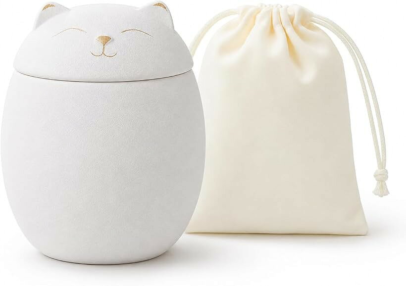 バリエーションコード : 2bu1ow69lt商品コード2bu1odq5tl商品名ペット 骨壷 猫 犬用 陶器 骨壺 収納 手元供養 分骨 密封ブランドmerrytimeカラーホワイトサイズ等Lサイズ（10.7cm x 12.5cm）「そばに置きやすい丸型骨壷」猫の寝顔を思わせる丸みのある陶器製のペット骨壷です。ホワイトとセージグリーンの2色展開で、手元供養や分骨の場に自然になじみます。Lサイズのみの大きめ設計で、猫や犬のお骨を自宅で保管したい方に向いています。仏具らしさを抑えた形なので、リビングや寝室、棚上にも置きやすい佇まいです。日々目に入る場所に置いてもやわらかい印象で、暮らしの中で向き合えます。「10.7cm 12.5cmのLサイズ」直径10.7cm、高さ12.5cmのLサイズで、分骨用や遺骨入れとして使いやすい容量です。ペット仏壇横、寝室の一角、リビングの棚など、毎日目に入りやすい場所に置けます。猫 骨壷 収納、骨壺 ペット、犬用骨壷を探す方にも伝わりやすく、遺灰や毛、首輪の一部など思い出の品を一緒に納めたい方にも向いています。丸型で向きを整えやすい点も特徴です。「陶器の質感と収納袋付き」表面はマットな陶器の質感で、猫の耳とやさしい表情が空間に溶け込みます。付属の収納袋は、移動時や保管時に本体を包みたいときに使えます。シンプルなペット骨壺として、ペット仏壇まわりでも主張しすぎない見た目です。ホワイトは清らかな印象、セージグリーンはやわらかな印象で、置く場所の雰囲気に合わせて選べます。巾着型の袋で本体を包める構成です。「納める量を確認して選べる」Lサイズでもペットの体格やお骨の量、火葬後の状態により収まり方が異なります。開口部は丸く、蓋を合わせる構造のため、納める前に内容量をご確認ください。分骨、遺灰、毛、首輪の一部などを入れる用途にも使えます。全骨を納めたい場合は、事前に骨量との相性をご確認ください。大型猫や中型犬では余裕が異なる場合があります。購入前に外寸と置き場所もご確認ください。「商品詳細」サイズ：直径10.7x高さ12.5cm　重量：約130g　素材：陶器　カラー：ホワイト、セージグリーン　数量：1個　セット内容：骨壷本体、蓋、収納袋。＊サイズについては手作業での採寸の為、若干の誤差が生じる場合がございます。＊merrytimeブランドは、贈り物にも使いやすい上品なオリジナルパッケージでお届けします。「merrytime」は日本国内で商標登録済み国内企業が運営しており、多くのお客様に選ばれてきたブランドです。※ 他ネットショップでも併売しているため、ご注文後に在庫切れとなる場合があります。予めご了承ください。※ 品薄または希少等の理由により、参考価格よりも高い価格で販売されている場合があります。ご注文の際には必ず販売価格をご確認ください。※ 沖縄県、離島または一部地域の場合、別途送料の負担をお願いする場合があります。予めご了承ください。※ お使いのモニタにより写真の色が実際の商品の色と異なる場合や、イメージに差異が生じることがあります。予めご了承ください。※ 商品の詳細（カラー・数量・サイズ 等）については、ページ内の商品説明をご確認のうえ、ご注文ください。※ モバイル版・スマホ版ページでは、お使いの端末によっては一部の情報が表示されないことがあります。すべての記載情報をご確認するには、PC版ページをご覧ください。