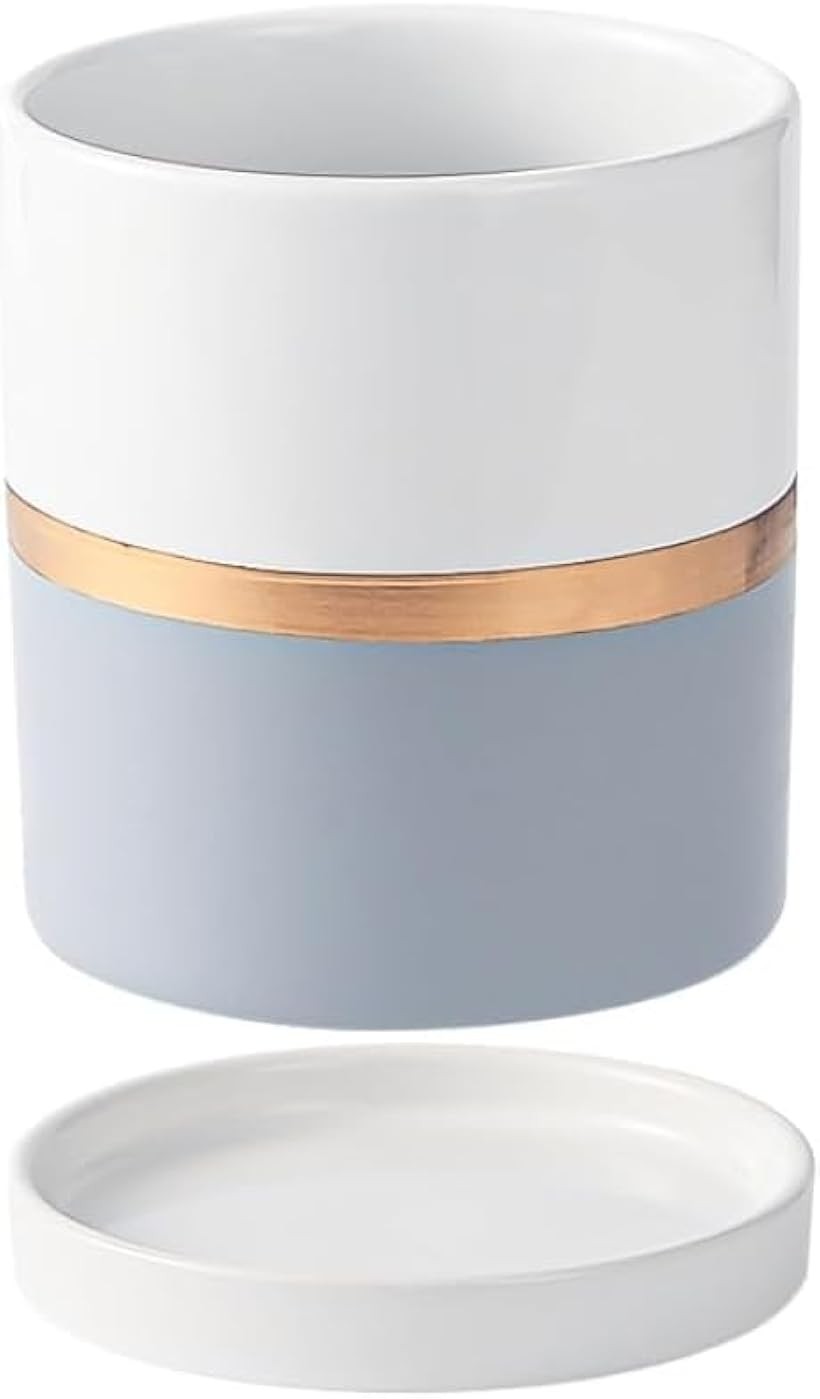 商品コード2bu0li5qi9商品名プランター 陶器 陶器鉢 植木鉢 受け皿 鉢 おしゃれプランター インテリア 部屋 オフィス サロン 飾り 園芸 観葉植物 植物DIY 円筒形 シンプルな鉢ブランドEINEYカラーホワイト　グレーサイズ等普通「高品質な素材と上品なデザイン」本商品は、高級陶器で精巧に作られ、その滑らかで光沢のある外観が一目で高級感を演出します。耐久性にも優れており、長くご愛用いただける一品です。上質な素材が使われているため、時間が経ってもその美しさを保つことができます。「植物の健康をサポート」この植木鉢は植物の健康を第一に考えて設計されています。底には排水用の穴があり、過剰な水分がスムーズに排出される仕組みです。これにより、根っこが余分な水分で腐る心配がありません。また、通気性も確保されているため、根茎が酸素を適切に吸収でき、植物が健やかに育つ環境が整っています。さらに、受け皿がセットになっているので、水やりの際に床やテーブルがびしょ濡れになる心配もありません。「多目的でスタイリッシュ」おしゃれなデザインは、どのような空間にもぴったりマッチします。リビングルームやオフィス、店舗、キッチンなど、あらゆる場所でその美しさを発揮します。特に贈り物としても最適で、記念日や誕生日、お祝い事の際には、家族や友人、同僚、恋人への素敵なギフトになります。また、鉢は多肉植物やサボテン、いちご、ハーブなど、さまざまな植物に適しており、ご家庭のグリーンスペースを豊かに彩ります。小～中型の植物が快適に育てられる理想的な環境を作ります。素敵な陶器製植木鉢で、あなたの植物に最適な住まいを提供し、生活空間にさらなる美しさとエレガンスをもたらします。「サイズ」奥行き12cm x 幅12cm x 高さ14cm 内径10cm 外径11cm＊お使いのモニター、撮影環境により画像と実際の商品との色味が異なる場合がございます。※ 他ネットショップでも併売しているため、ご注文後に在庫切れとなる場合があります。予めご了承ください。※ 品薄または希少等の理由により、参考価格よりも高い価格で販売されている場合があります。ご注文の際には必ず販売価格をご確認ください。※ 沖縄県、離島または一部地域の場合、別途送料の負担をお願いする場合があります。予めご了承ください。※ お使いのモニタにより写真の色が実際の商品の色と異なる場合や、イメージに差異が生じることがあります。予めご了承ください。※ 商品の詳細（カラー・数量・サイズ 等）については、ページ内の商品説明をご確認のうえ、ご注文ください。※ モバイル版・スマホ版ページでは、お使いの端末によっては一部の情報が表示されないことがあります。すべての記載情報をご確認するには、PC版ページをご覧ください。