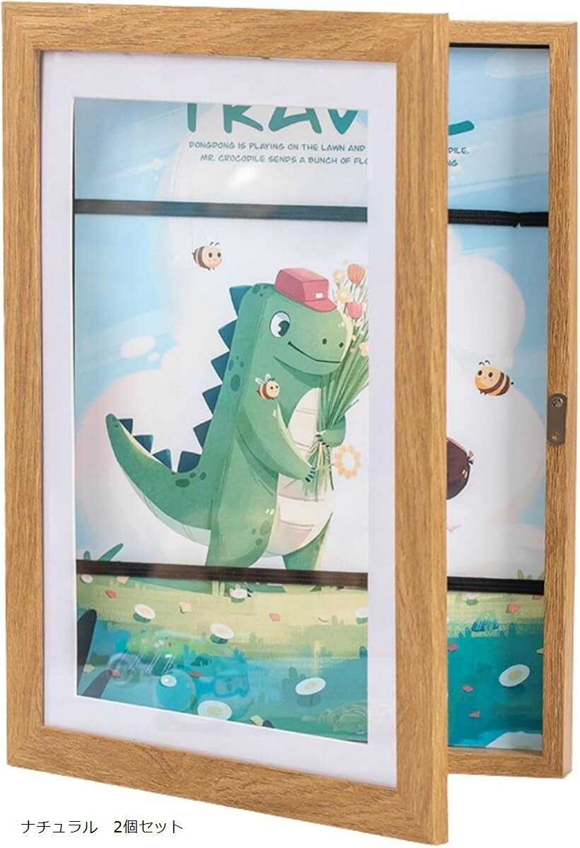 バリエーションコード : 2busork0c8商品コード2busoltp8w商品名アートフレーム パネル 子供の絵を飾る 子供 作品収納 フォト フレーム 壁掛けフォトフレーム 額縁 a4 木製 ボックス 作品収納ケース アートパネル オシャレ 壁掛けブランドSimple joysカラーナチュラル　2個セット「壁掛け・立て掛け2WAY設計」壁掛けフォトフレームとしてお部屋をギャラリーのように演出。棚や机に置いて飾ることもできるので、子供部屋やリビング、学校や保育園でも大活躍します。ナチュラルデザインの木製パネル」 落ち着いた木製の額縁がインテリアと調和。A4まで対応し、子供の絵や賞状、ポスターなども展示可能。アートパネルとして空間をおしゃれに演出します。「マグネット扉で簡単入れ替え」磁石でラクに開閉できる設計。子どもの作品や写真を気分に合わせてすぐに交換できるから、毎日の成長記録を楽しくディスプレイ。親子の会話も増えると好評です。「立体作品も飾れる大容量収納」厚みのある構造で、画用紙だけでなく立体的な工作や油彩パネルも収納可能。ゴムバンドでしっかり固定できるので、大切な作品がずれずに安心して保管できます。「選べる3カラー」ブラック・ホワイト・ナチュラルの3色展開。シンプルでおしゃれなデザインはどんなインテリアにも馴染み、子供部屋からリビング、ギャラリー展示まで幅広く活用できます。※ 他ネットショップでも併売しているため、ご注文後に在庫切れとなる場合があります。予めご了承ください。※ 品薄または希少等の理由により、参考価格よりも高い価格で販売されている場合があります。ご注文の際には必ず販売価格をご確認ください。※ 沖縄県、離島または一部地域の場合、別途送料の負担をお願いする場合があります。予めご了承ください。※ お使いのモニタにより写真の色が実際の商品の色と異なる場合や、イメージに差異が生じることがあります。予めご了承ください。※ 商品の詳細（カラー・数量・サイズ 等）については、ページ内の商品説明をご確認のうえ、ご注文ください。※ モバイル版・スマホ版ページでは、お使いの端末によっては一部の情報が表示されないことがあります。すべての記載情報をご確認するには、PC版ページをご覧ください。「子どもの絵や思い出を残すアートフレーム」Simple joys アートフレームは、子どもの絵や制作物を「飾る」と「収納する」を同時に叶えるフォトフレームです。A4サイズに対応し、最大150枚まで収納可能。描いた作品をそのまま飾りながら大切に保管できるので、成長記録や思い出をそのままカタチに残せます。「便利なマグネット扉付き」フレームはマグネット扉で簡単に開閉できる設計。作品の入れ替えがスムーズで、気分や季節に合わせて展示を変えることができます。子どもの絵を毎週入れ替えるのもラクラク。「大容量で立体作品も収納可能」収納力は最大150枚。厚みのある構造なので、平面の絵だけでなく立体的な工作や油彩パネル、写真アルバム、手作りカレンダーなども飾れます。内部にはゴムバンドが付いており、作品をしっかり固定できる安心設計です。「壁掛け・立て掛け両対応の2WAY」背面の留め具は縦横どちらにも対応。壁に掛ければリビングや子供部屋がおしゃれな美術館に。棚や机に立てて置けば、手軽にフォトスタンドとして楽しめます。シンプルでおしゃれなデザインなので、どんなインテリアにも馴染みます。「選べる3カラーでインテリアにマッチ」ブラック・ホワイト・ナチュラルの3色から選べるため、インテリアや設置場所に合わせやすいのもポイント。兄弟それぞれの作品を色違いで揃えたり、祖父母へのプレゼントにも喜ばれるアイテムです。「お客様の声から生まれる価値」「子どもが自分の絵を飾ってもらえるのが嬉しい」「作品を額に入れると特別感が出る」「会話が生まれて親子の時間が増えた」との声が多数寄せられています。また「たくさん収納できて散らからない」「断捨離せずに残せる」と保管性も高評価。大切な作品を捨てることなく整理しながら展示できるのは、このアートフレームならではの魅力です。「安心の仕様とおすすめシーン」・ガラスではなく透明アクリルシートを採用し、安全性が高く軽量。小さなお子様のいる家庭でも安心して使用可能。・作品収納とディスプレイが一体型なので、省スペースで管理できます。・子ども部屋やリビング、学校や保育園の制作展示、思い出の写真整理やギフト用途にも最適。子どもの作品を捨てずに残したい方、飾りながら収納もしたい方におすすめの「Simple joys アートフレーム」。大切な思い出を、もっと手軽に、美しく残してみませんか？